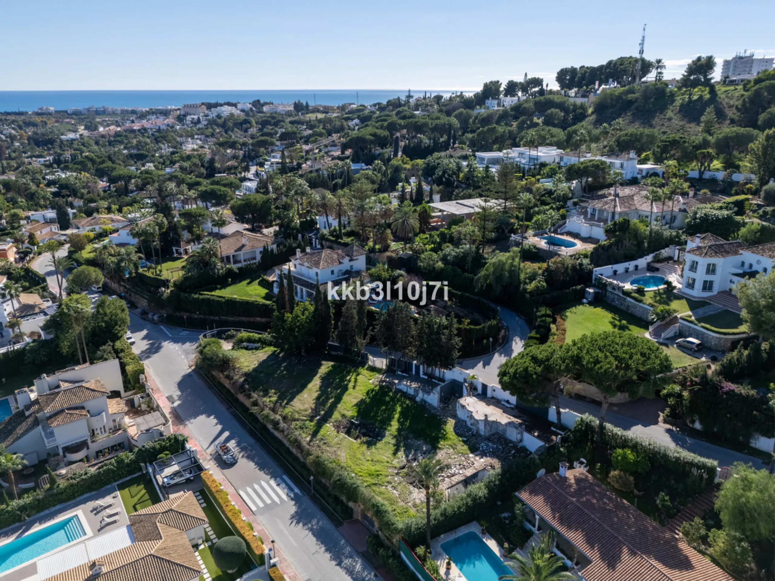 Situated in one of the most desirable residential areas of Nueva Andalucía, this impressive new-build villa currently under construction represents a rare opportunity to acquire a contemporary home with spectacular views of the Mediterranean Sea and the i