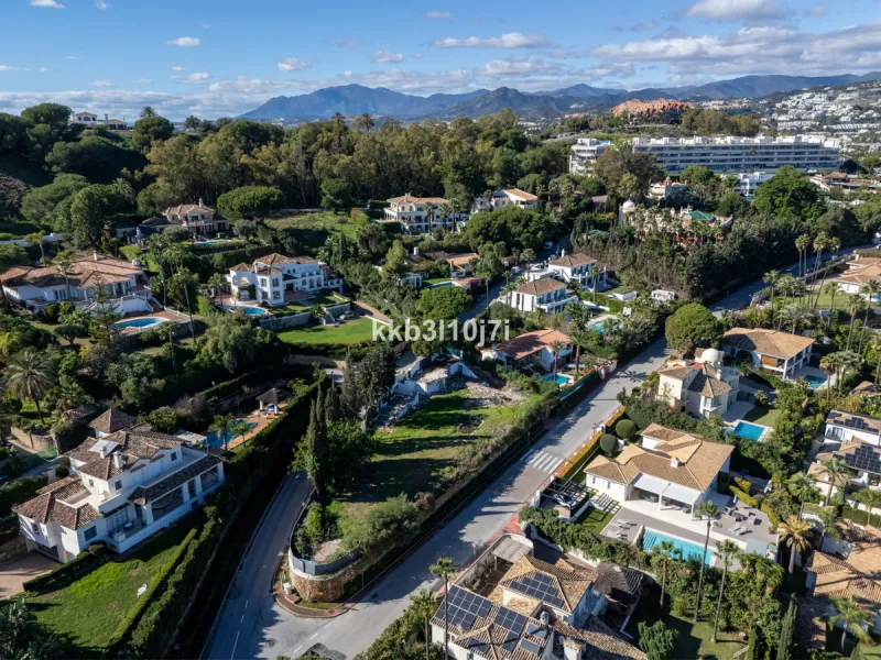 Situated in one of the most desirable residential areas of Nueva Andalucía, this impressive new-build villa currently under construction represents a rare opportunity to acquire a contemporary home with spectacular views of the Mediterranean Sea and the i