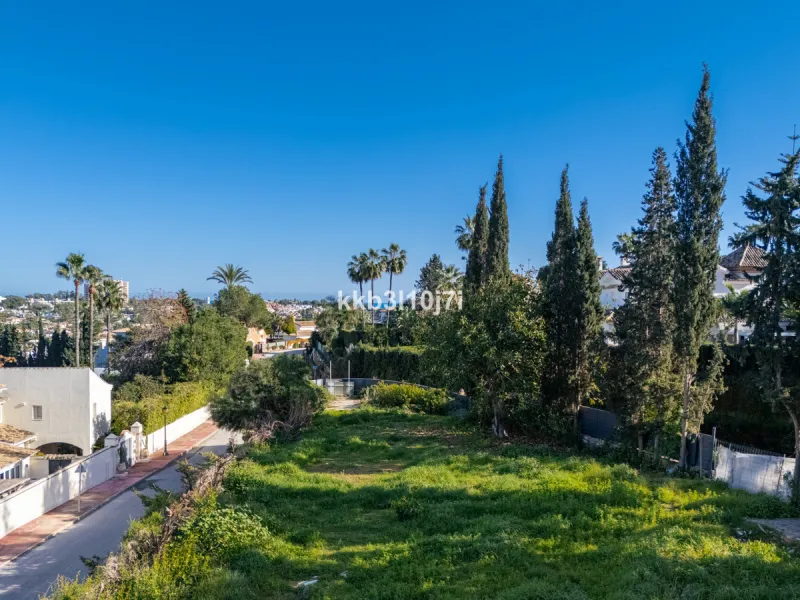 Situated in one of the most desirable residential areas of Nueva Andalucía, this impressive new-build villa currently under construction represents a rare opportunity to acquire a contemporary home with spectacular views of the Mediterranean Sea and the i