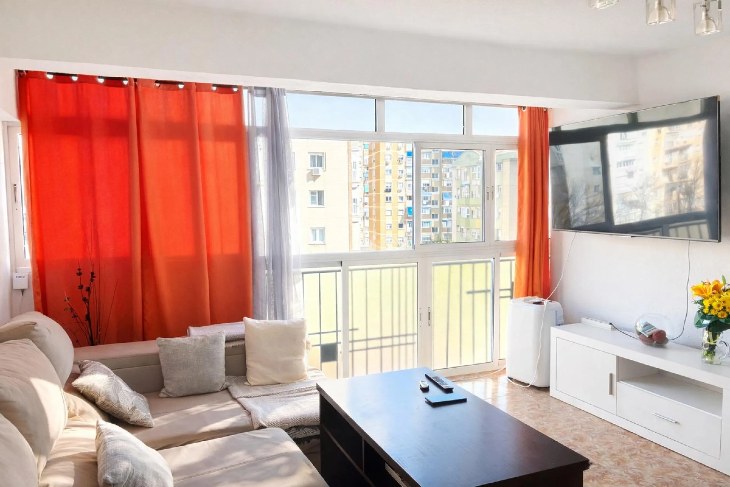Unique opportunity by the sea! A magnificent renovated 3-bedroom apartment is for sale, located in one of the most sought-after areas due to its excellent connections and proximity to the beach. This home is ideal both as a permanent residence and as an i