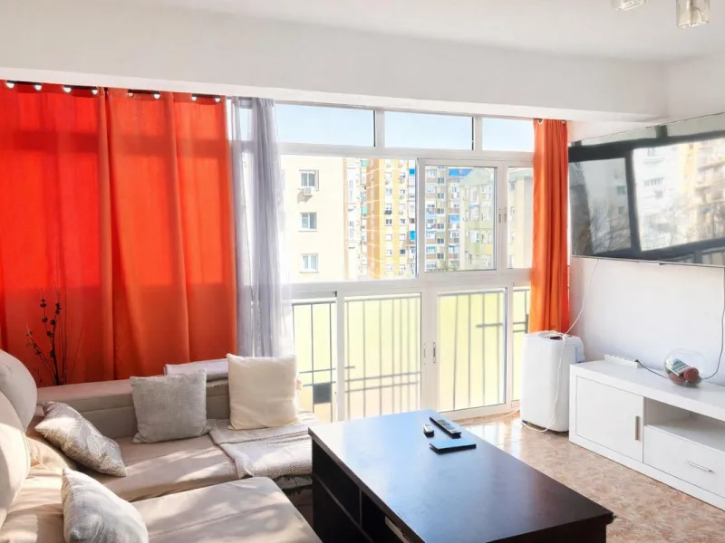 Unique opportunity by the sea! A magnificent renovated 3-bedroom apartment is for sale, located in one of the most sought-after areas due to its excellent connections and proximity to the beach. This home is ideal both as a permanent residence and as an i