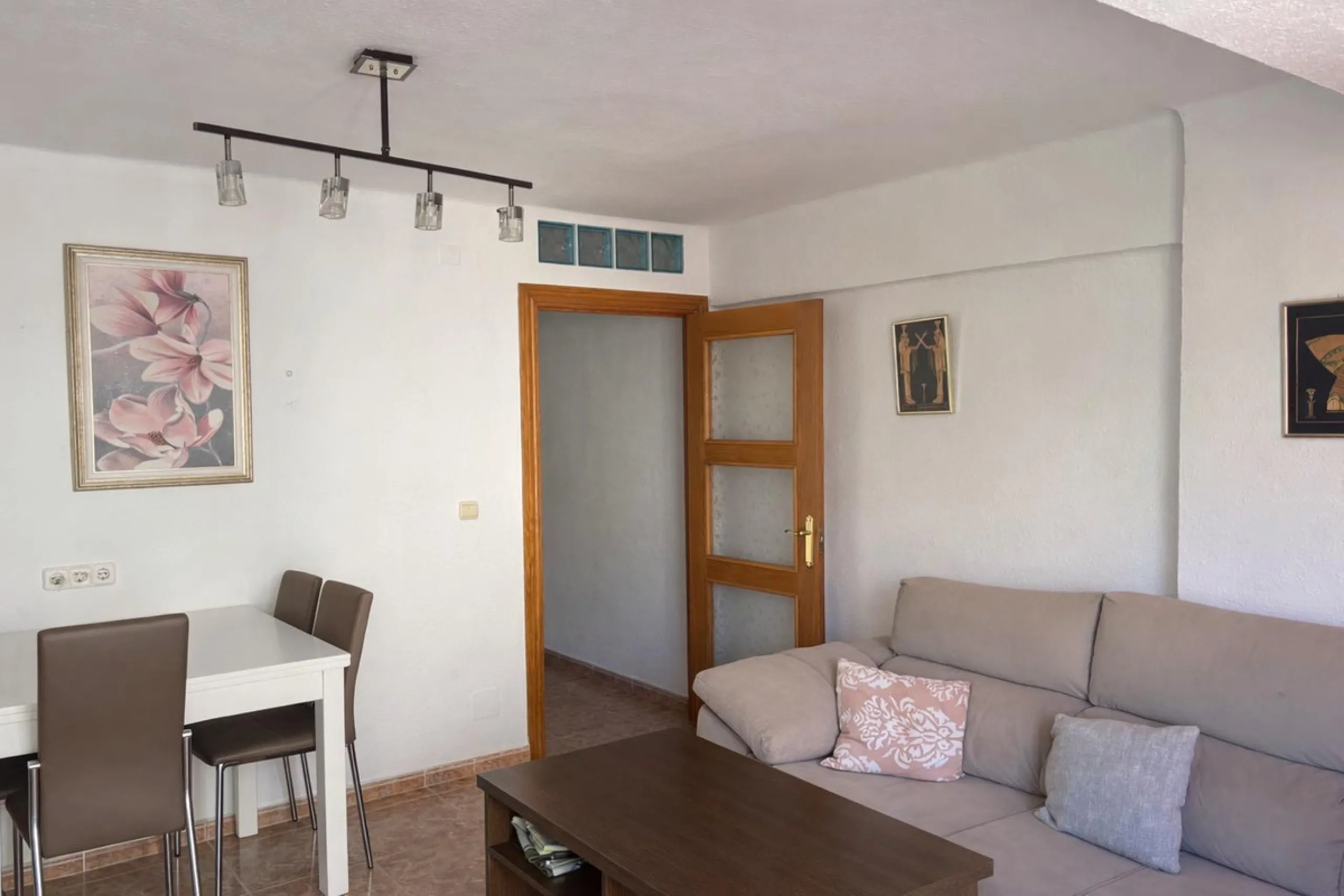 Unique opportunity by the sea! A magnificent renovated 3-bedroom apartment is for sale, located in one of the most sought-after areas due to its excellent connections and proximity to the beach. This home is ideal both as a permanent residence and as an i