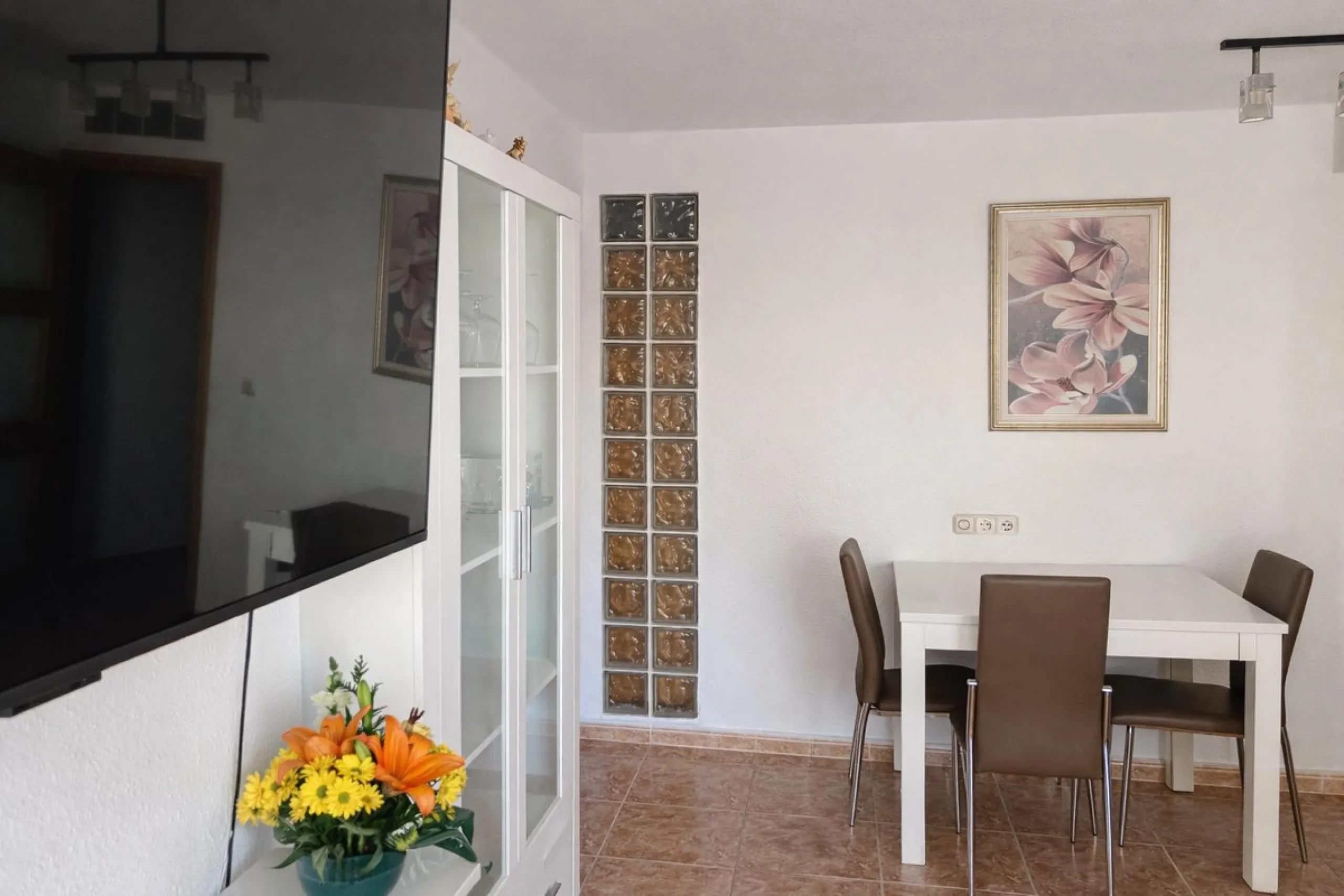 Unique opportunity by the sea! A magnificent renovated 3-bedroom apartment is for sale, located in one of the most sought-after areas due to its excellent connections and proximity to the beach. This home is ideal both as a permanent residence and as an i