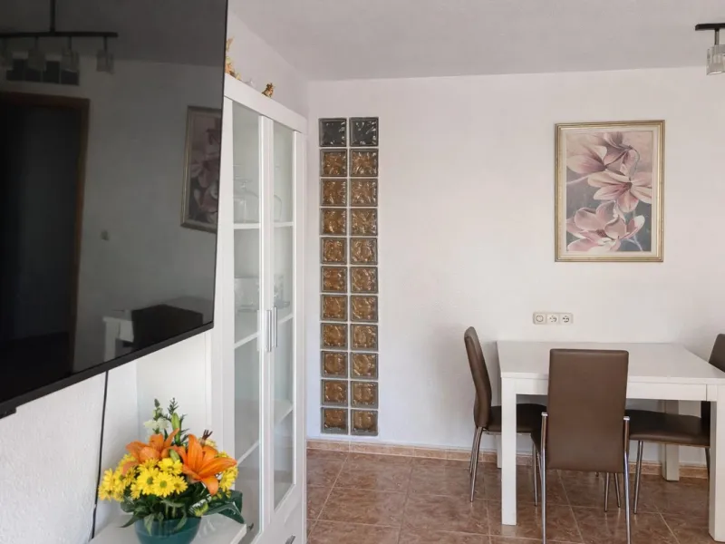Unique opportunity by the sea! A magnificent renovated 3-bedroom apartment is for sale, located in one of the most sought-after areas due to its excellent connections and proximity to the beach. This home is ideal both as a permanent residence and as an i