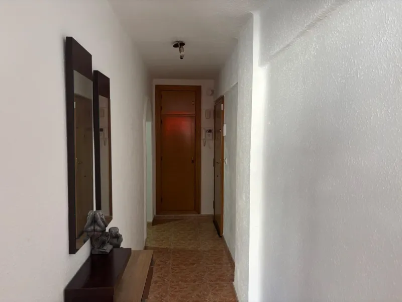 Unique opportunity by the sea! A magnificent renovated 3-bedroom apartment is for sale, located in one of the most sought-after areas due to its excellent connections and proximity to the beach. This home is ideal both as a permanent residence and as an i