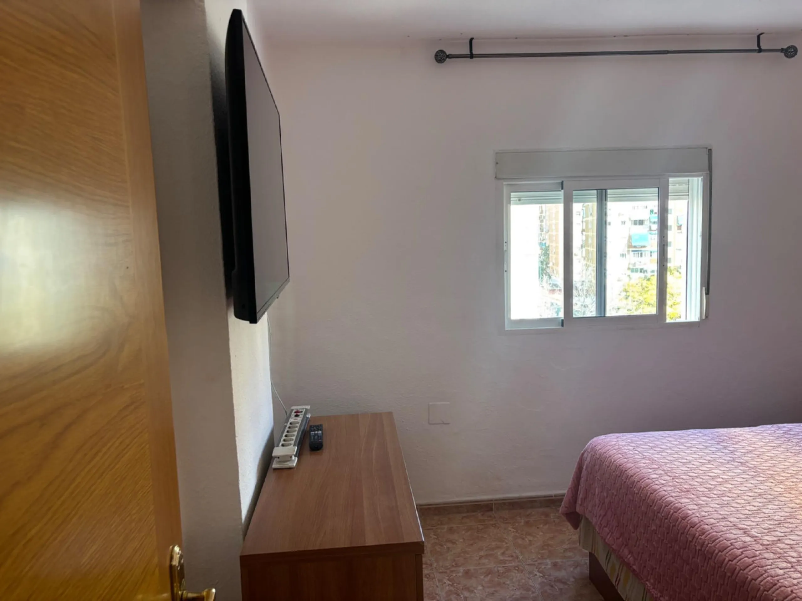 Unique opportunity by the sea! A magnificent renovated 3-bedroom apartment is for sale, located in one of the most sought-after areas due to its excellent connections and proximity to the beach. This home is ideal both as a permanent residence and as an i