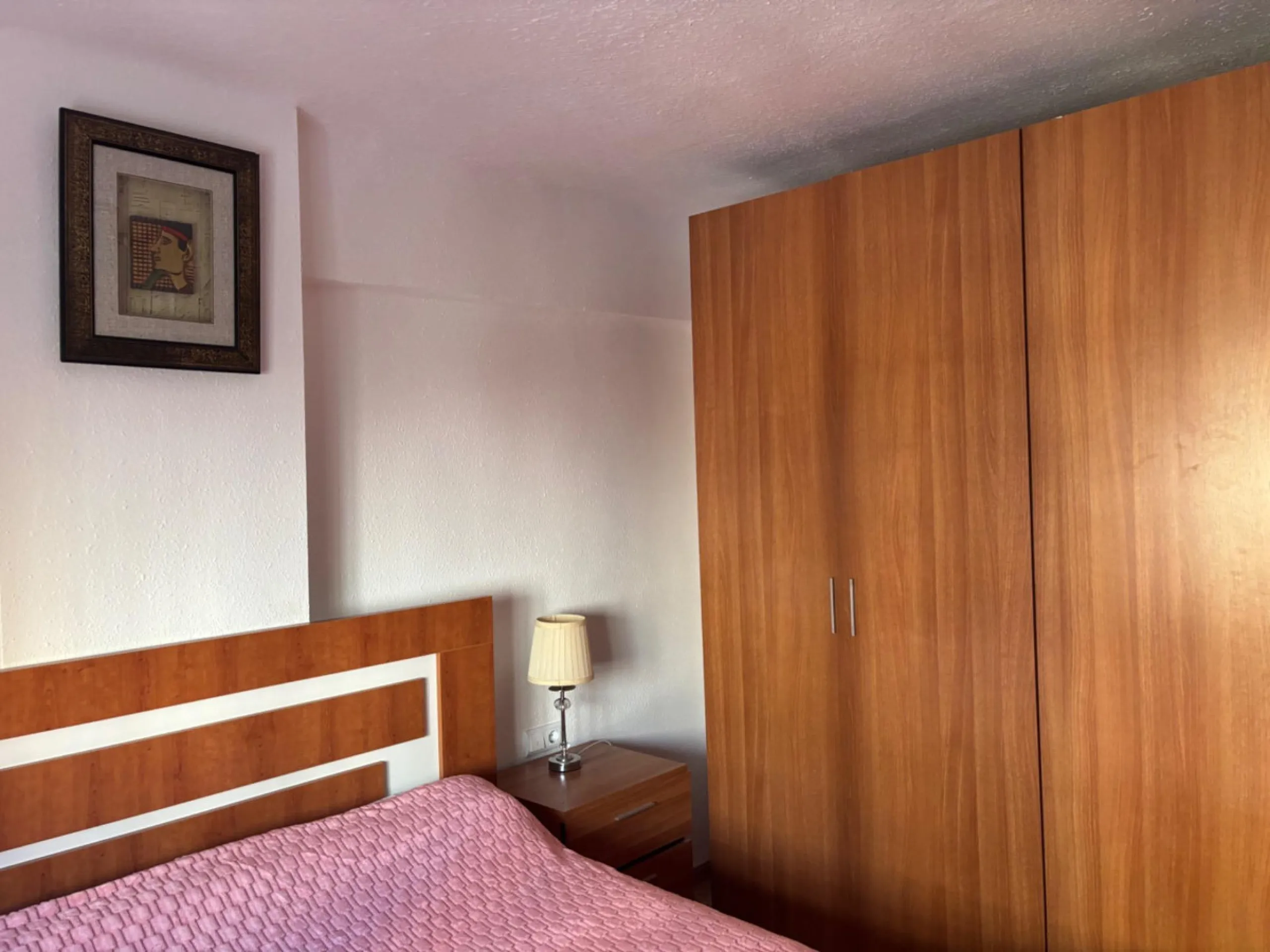 Unique opportunity by the sea! A magnificent renovated 3-bedroom apartment is for sale, located in one of the most sought-after areas due to its excellent connections and proximity to the beach. This home is ideal both as a permanent residence and as an i