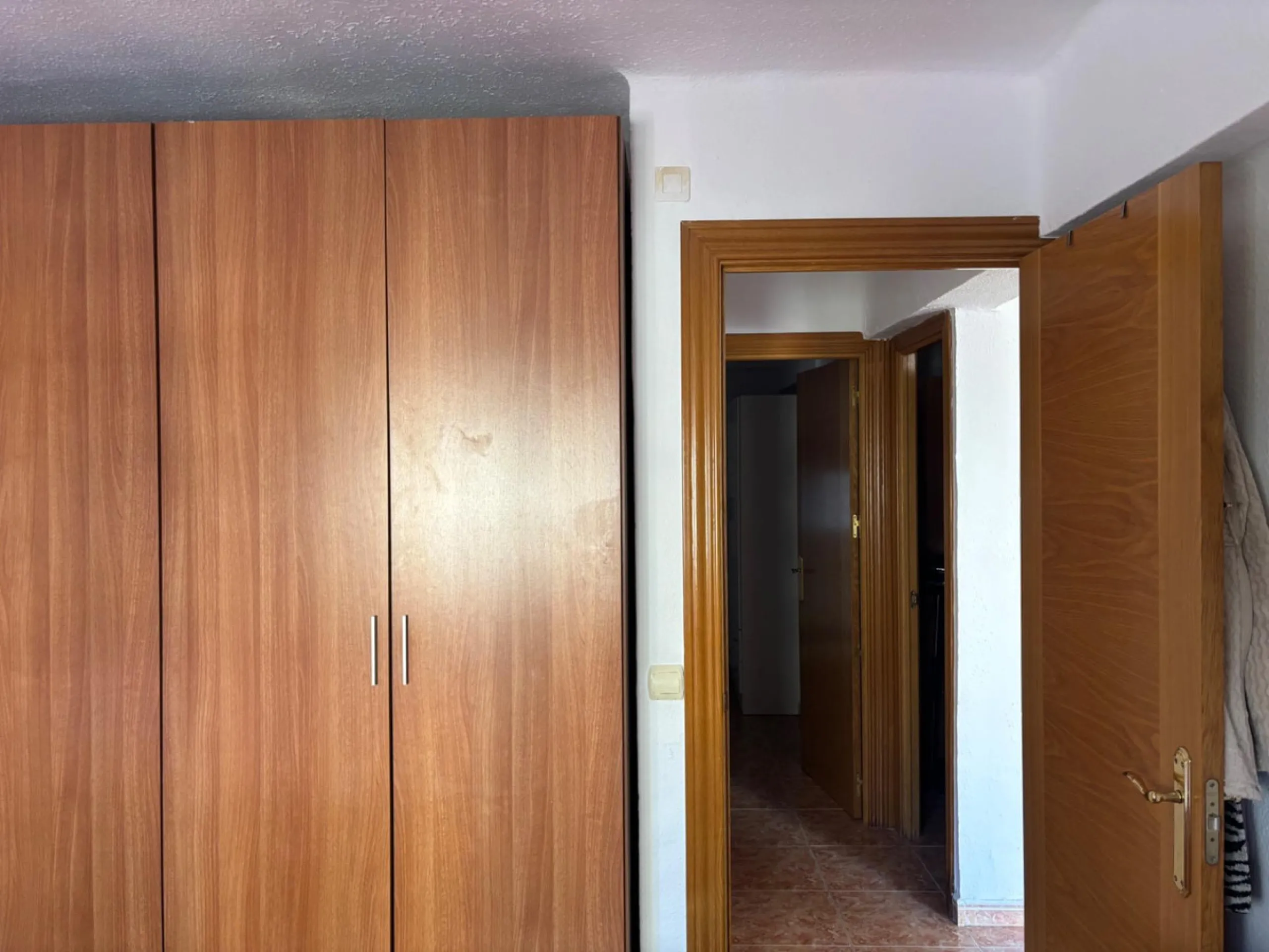 Unique opportunity by the sea! A magnificent renovated 3-bedroom apartment is for sale, located in one of the most sought-after areas due to its excellent connections and proximity to the beach. This home is ideal both as a permanent residence and as an i
