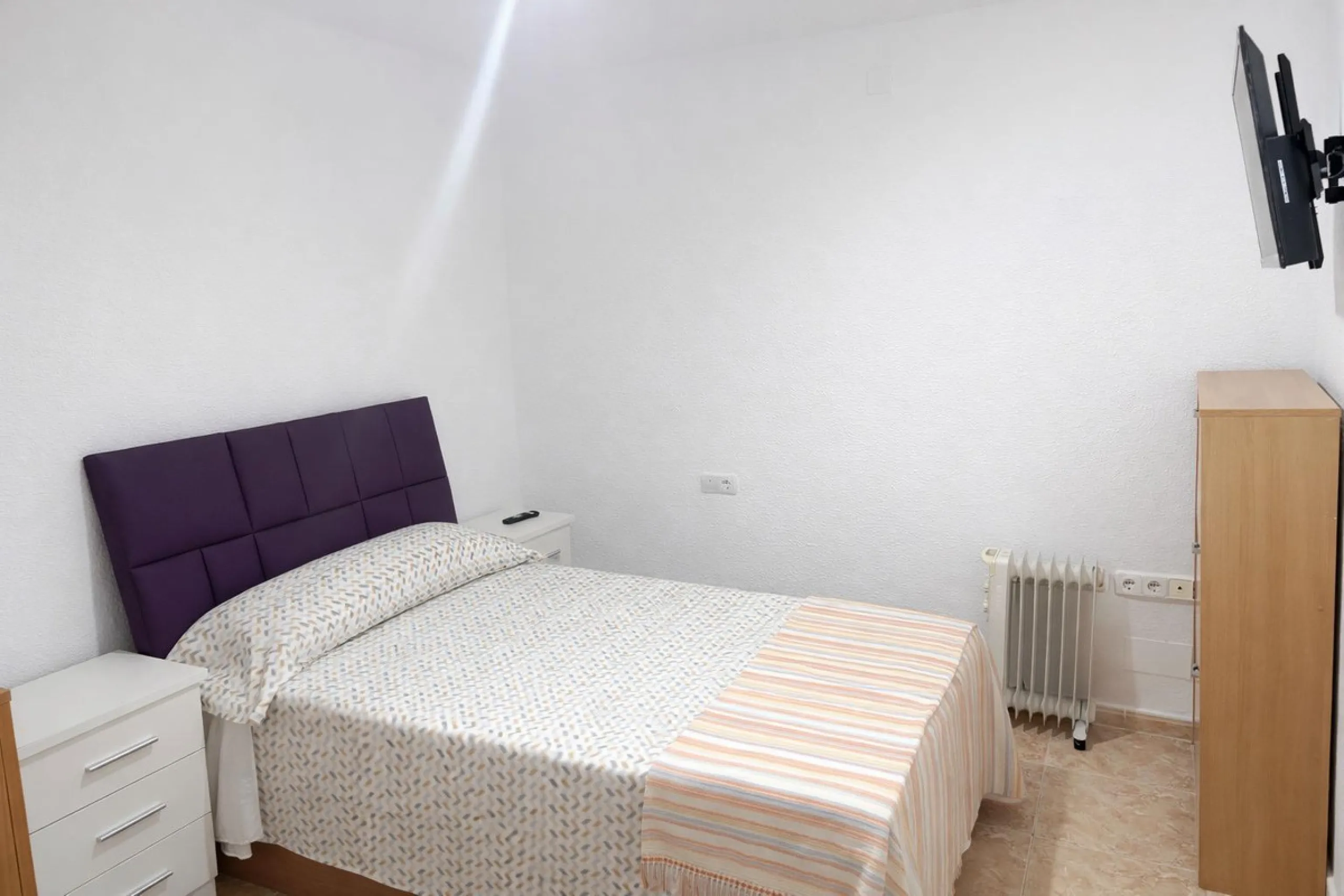 Unique opportunity by the sea! A magnificent renovated 3-bedroom apartment is for sale, located in one of the most sought-after areas due to its excellent connections and proximity to the beach. This home is ideal both as a permanent residence and as an i