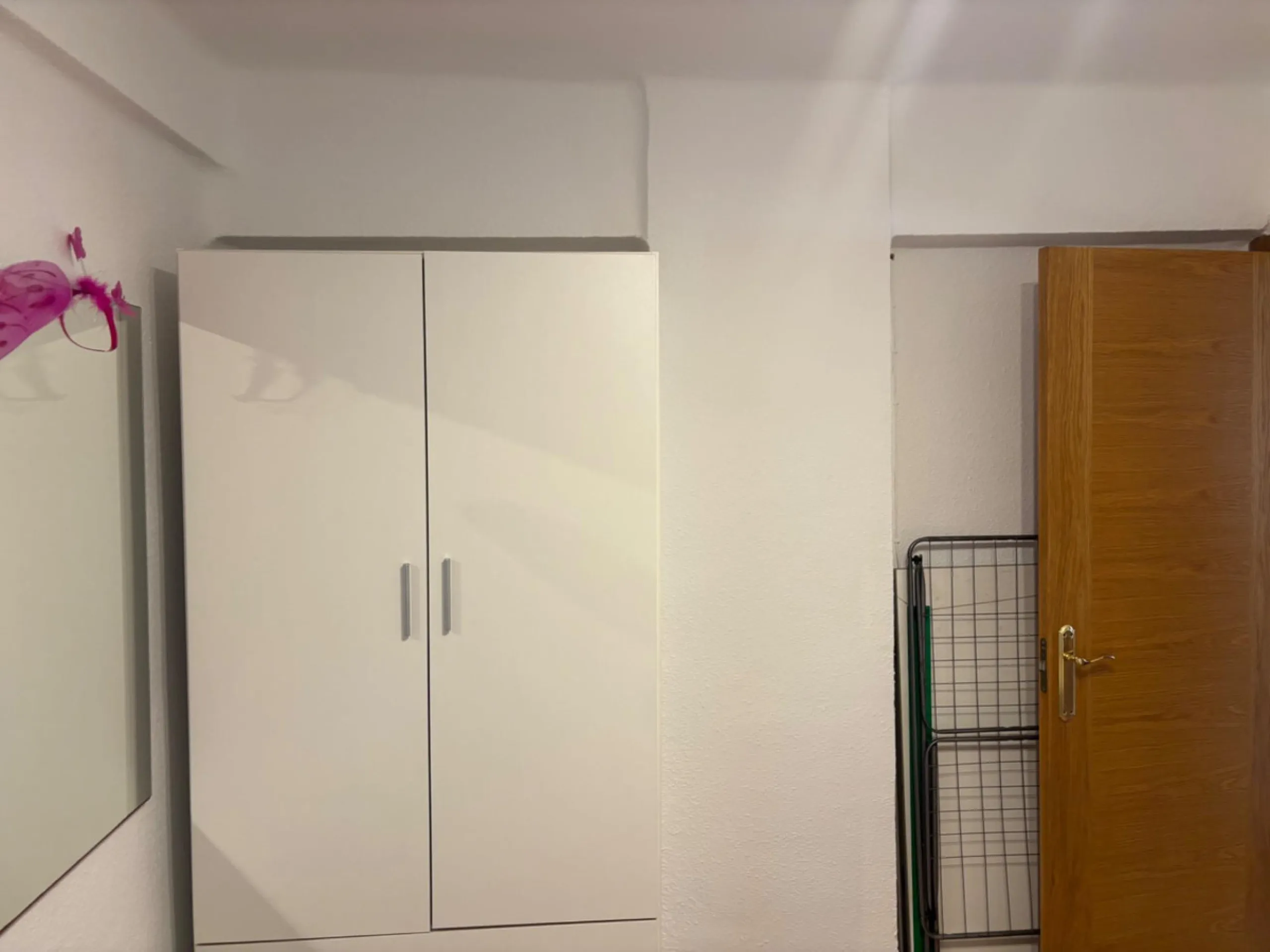 Unique opportunity by the sea! A magnificent renovated 3-bedroom apartment is for sale, located in one of the most sought-after areas due to its excellent connections and proximity to the beach. This home is ideal both as a permanent residence and as an i