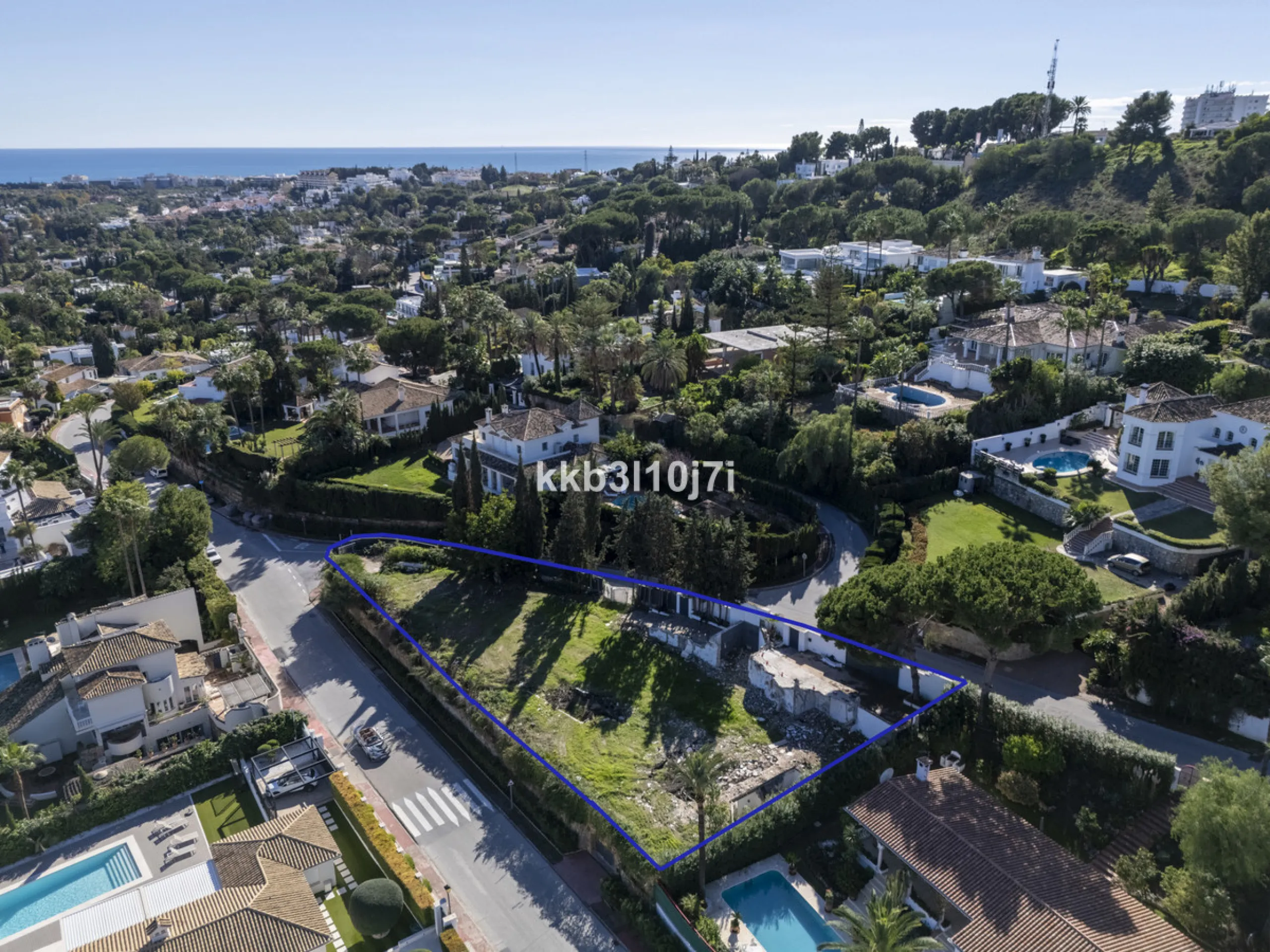 Situated in one of the most desirable residential areas of Nueva Andalucía, this impressive new-build villa currently under construction represents a rare opportunity to acquire a contemporary home with spectacular views of the Mediterranean Sea and the i
