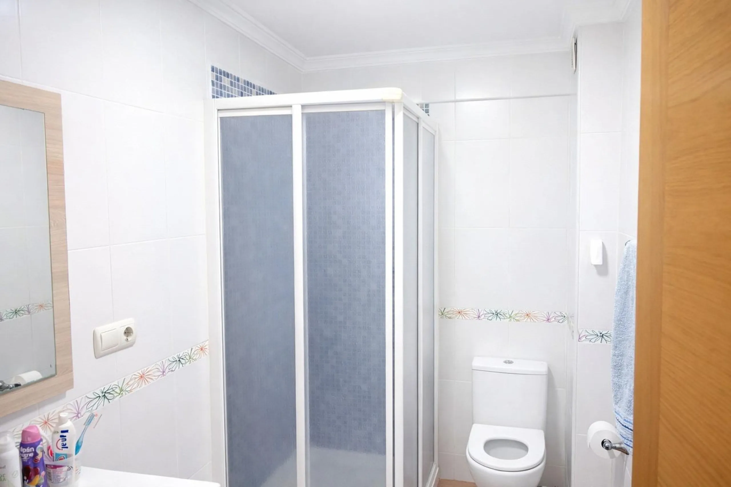 Unique opportunity by the sea! A magnificent renovated 3-bedroom apartment is for sale, located in one of the most sought-after areas due to its excellent connections and proximity to the beach. This home is ideal both as a permanent residence and as an i
