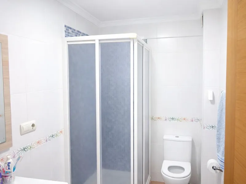 Unique opportunity by the sea! A magnificent renovated 3-bedroom apartment is for sale, located in one of the most sought-after areas due to its excellent connections and proximity to the beach. This home is ideal both as a permanent residence and as an i