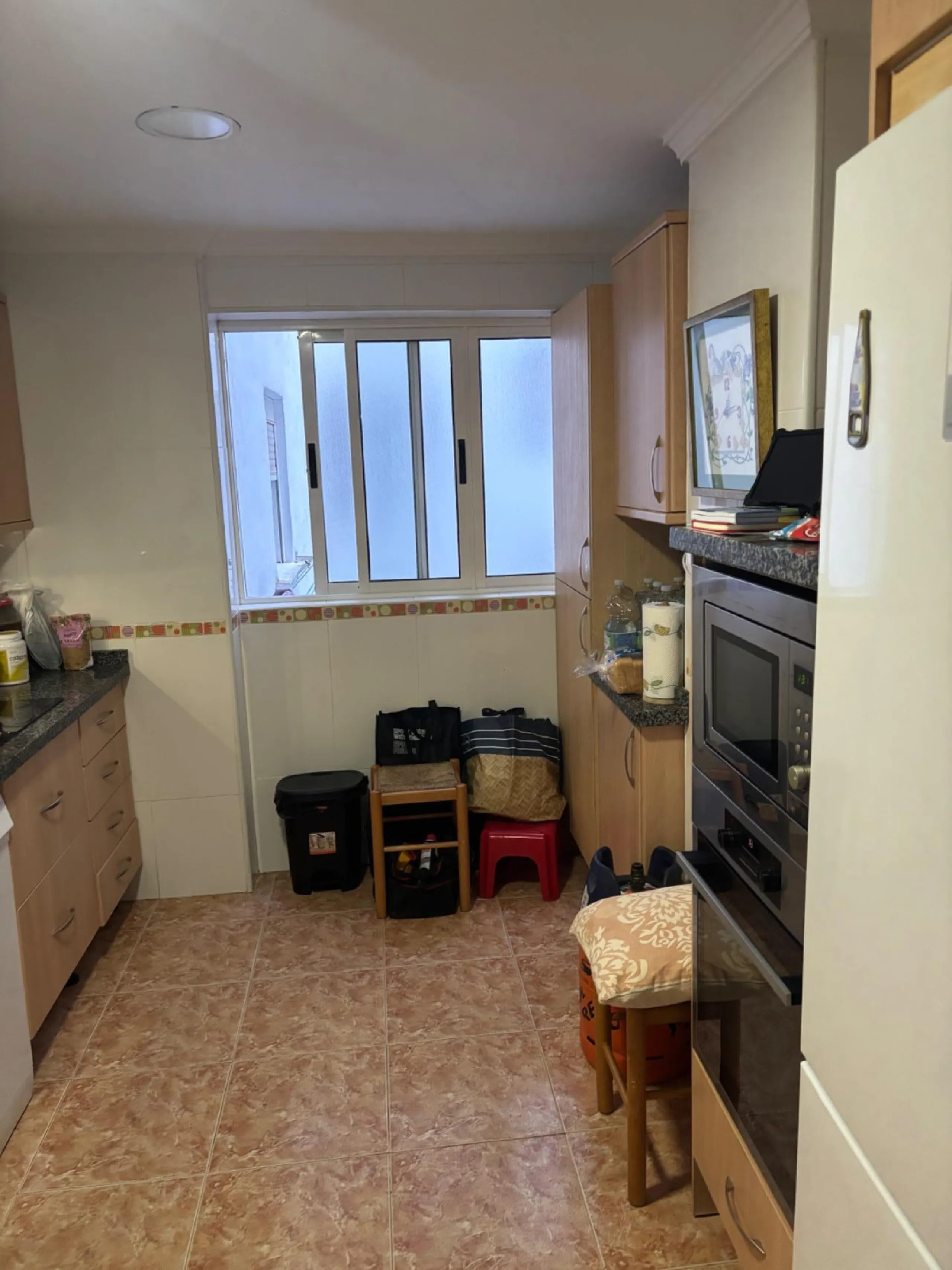 Unique opportunity by the sea! A magnificent renovated 3-bedroom apartment is for sale, located in one of the most sought-after areas due to its excellent connections and proximity to the beach. This home is ideal both as a permanent residence and as an i