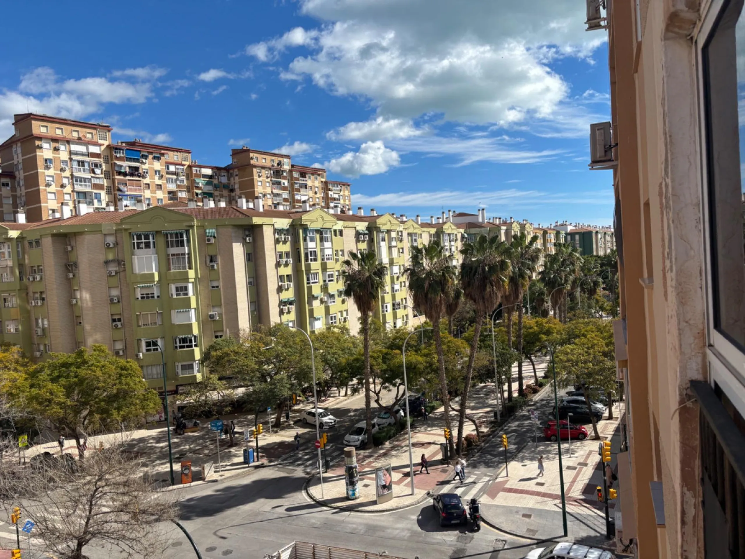 Unique opportunity by the sea! A magnificent renovated 3-bedroom apartment is for sale, located in one of the most sought-after areas due to its excellent connections and proximity to the beach. This home is ideal both as a permanent residence and as an i