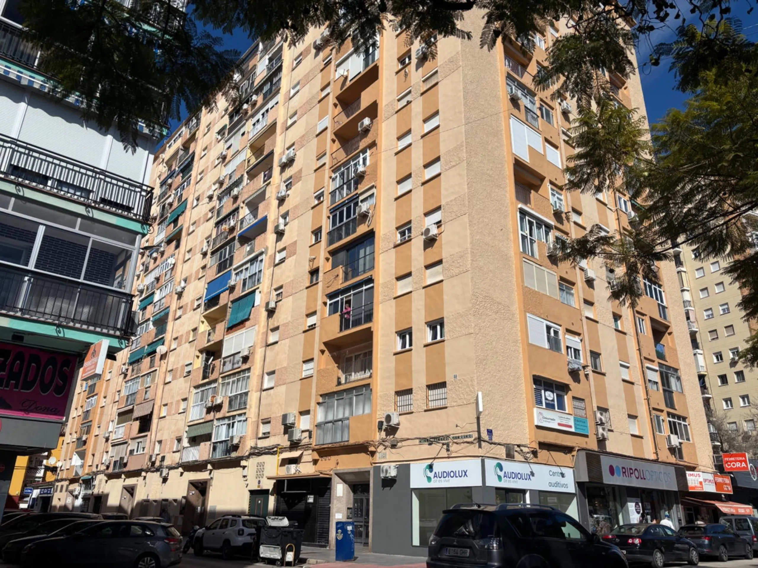 Unique opportunity by the sea! A magnificent renovated 3-bedroom apartment is for sale, located in one of the most sought-after areas due to its excellent connections and proximity to the beach. This home is ideal both as a permanent residence and as an i