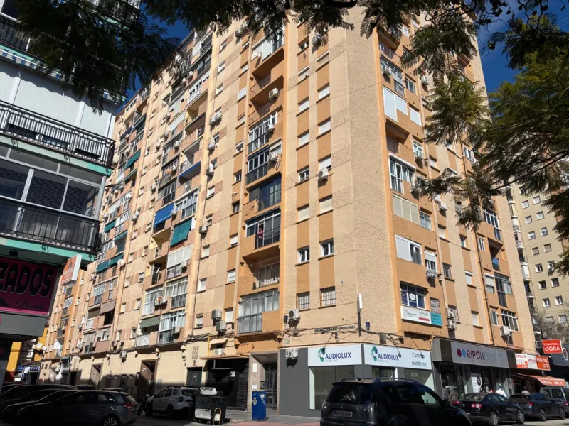 Unique opportunity by the sea! A magnificent renovated 3-bedroom apartment is for sale, located in one of the most sought-after areas due to its excellent connections and proximity to the beach. This home is ideal both as a permanent residence and as an i