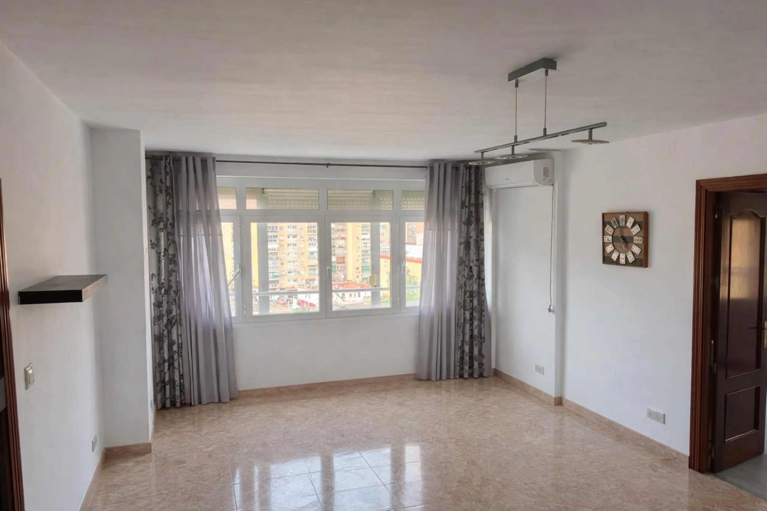 Magnificent apartment for sale in the Obispo Pedro area, a prime location just steps from La Rosaleda, ideal for both families and those seeking comfort, spaciousness, and excellent access to all services. This property stands out for its brightness and f