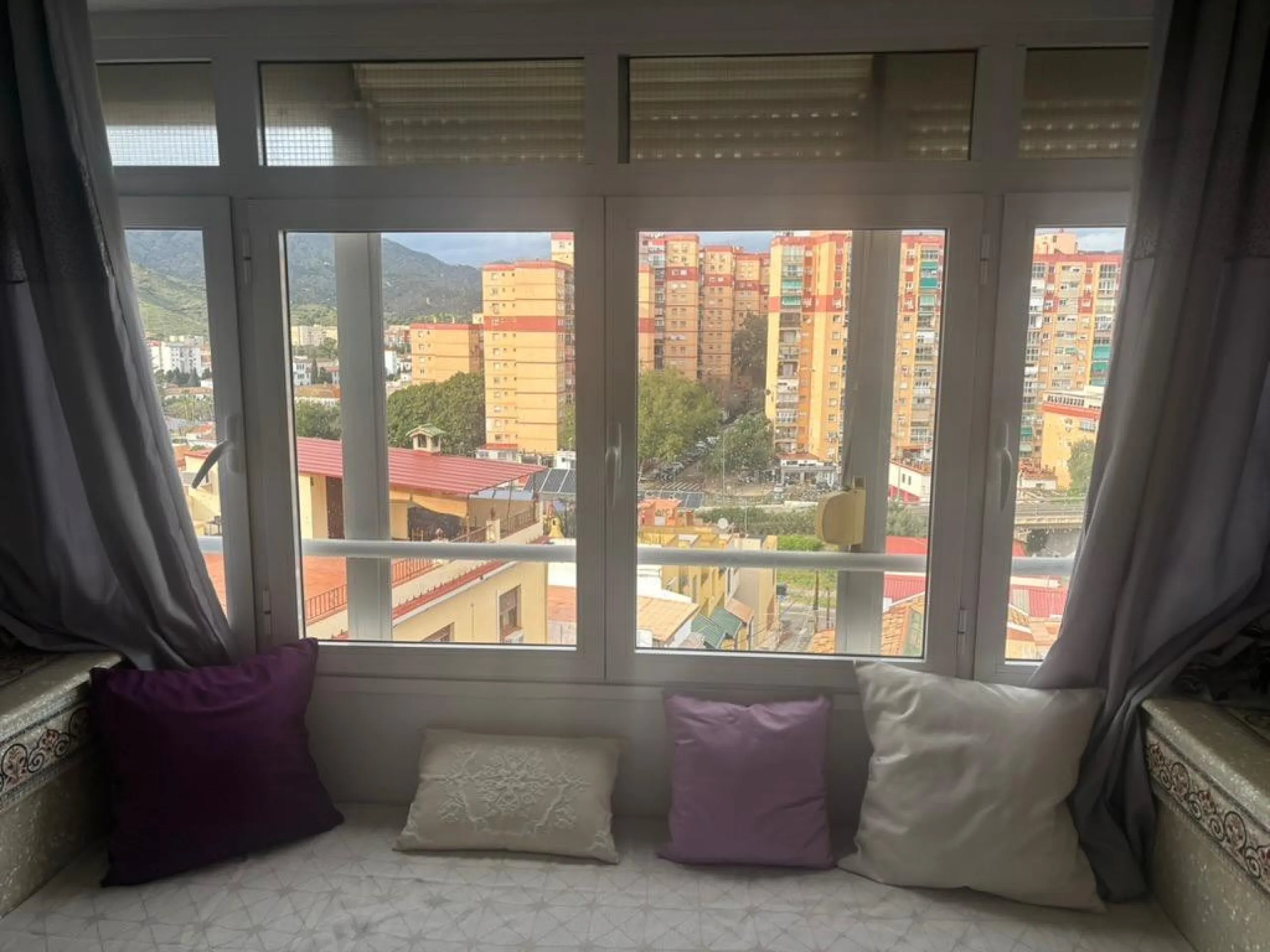 Magnificent apartment for sale in the Obispo Pedro area, a prime location just steps from La Rosaleda, ideal for both families and those seeking comfort, spaciousness, and excellent access to all services. This property stands out for its brightness and f