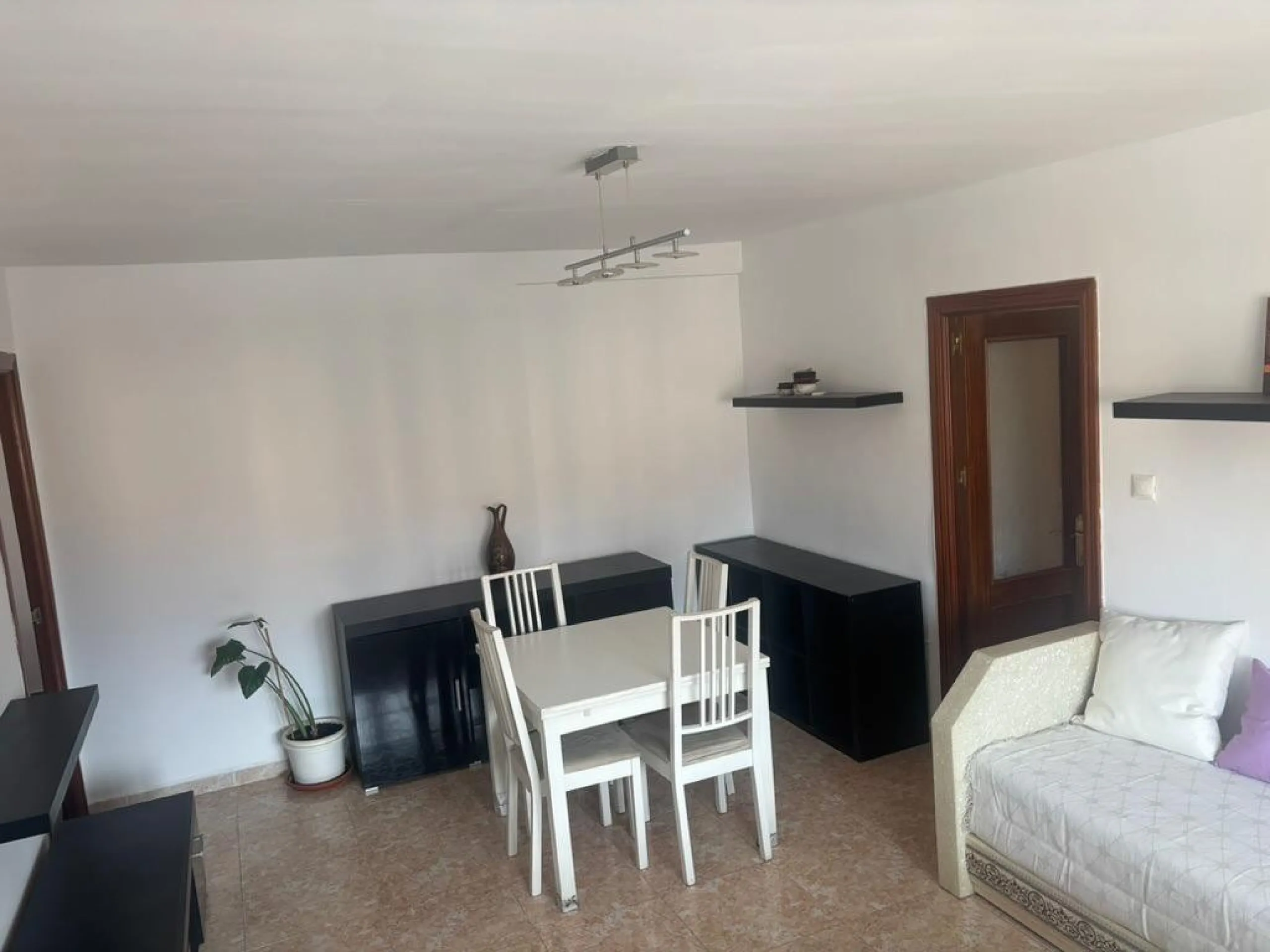 Magnificent apartment for sale in the Obispo Pedro area, a prime location just steps from La Rosaleda, ideal for both families and those seeking comfort, spaciousness, and excellent access to all services. This property stands out for its brightness and f