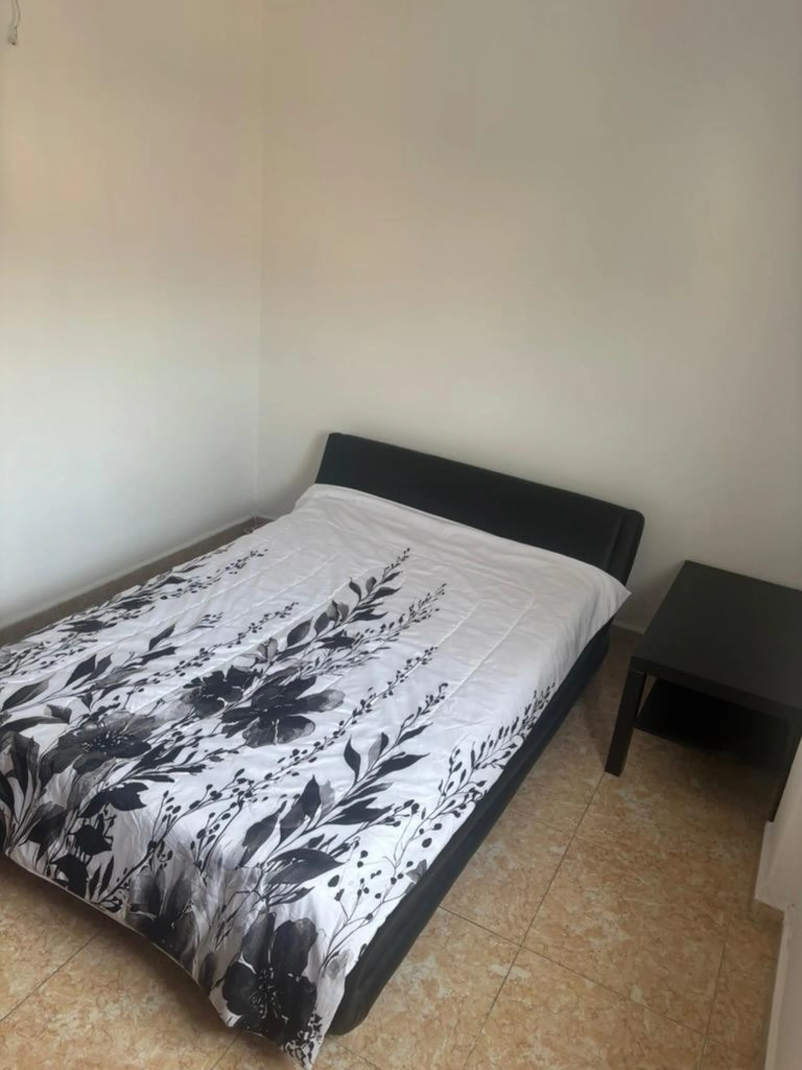 Magnificent apartment for sale in the Obispo Pedro area, a prime location just steps from La Rosaleda, ideal for both families and those seeking comfort, spaciousness, and excellent access to all services. This property stands out for its brightness and f