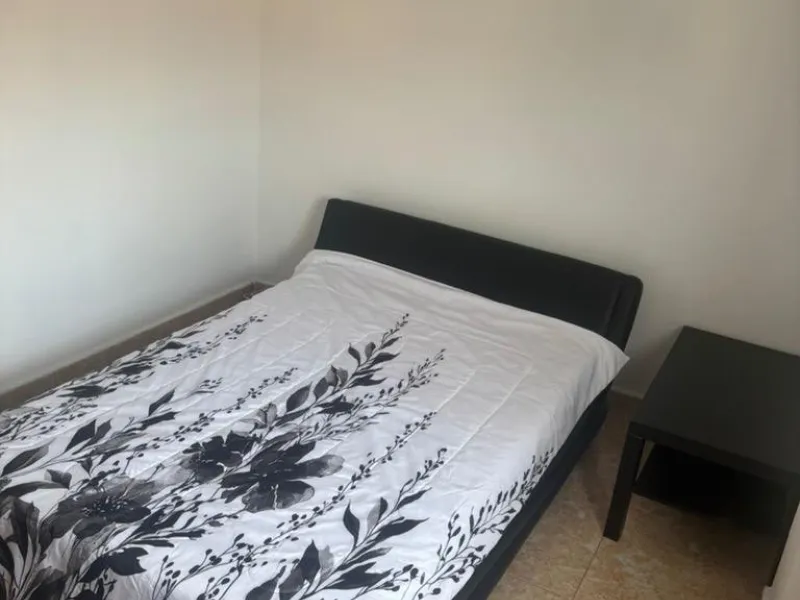Magnificent apartment for sale in the Obispo Pedro area, a prime location just steps from La Rosaleda, ideal for both families and those seeking comfort, spaciousness, and excellent access to all services. This property stands out for its brightness and f
