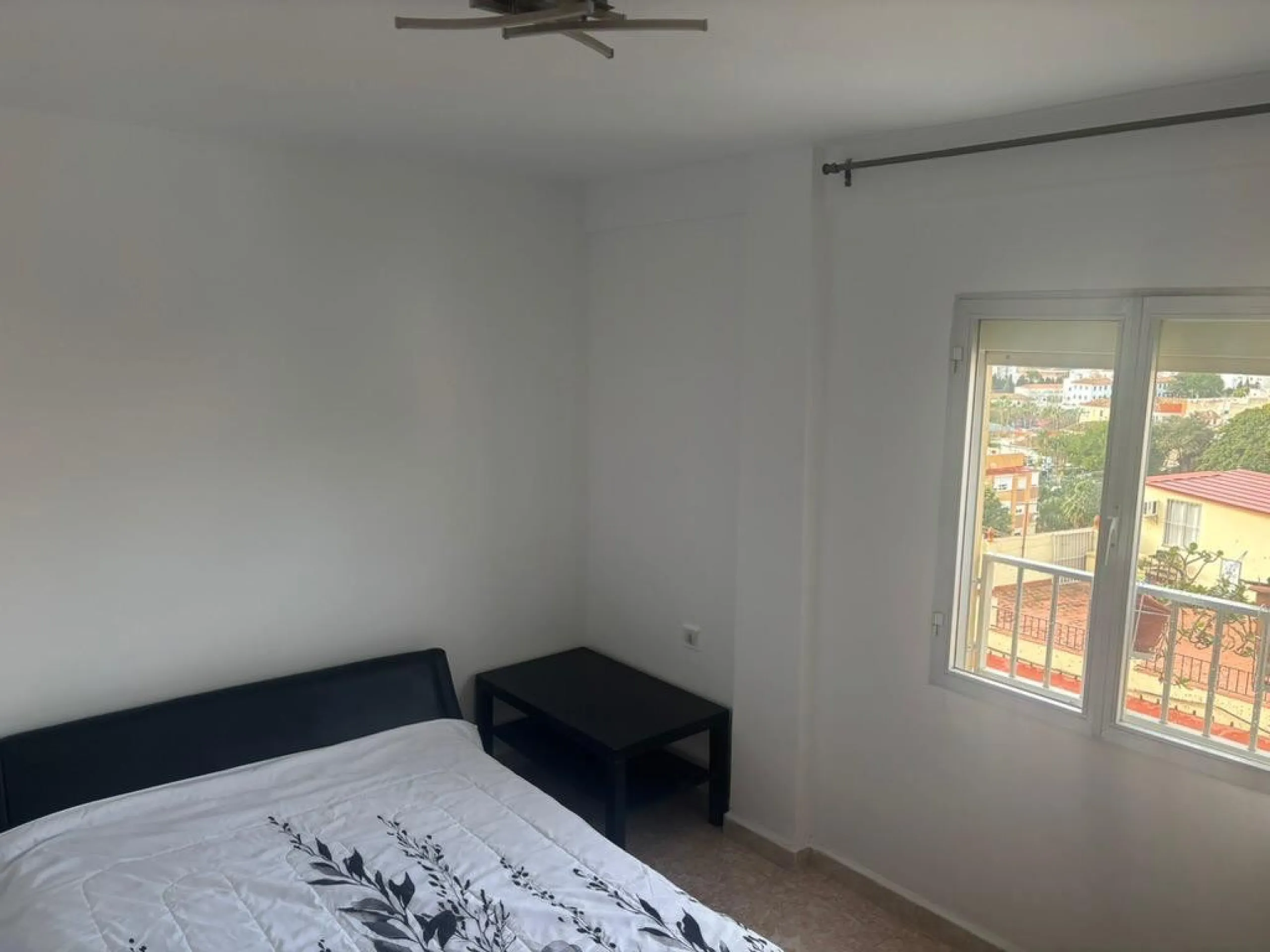 Magnificent apartment for sale in the Obispo Pedro area, a prime location just steps from La Rosaleda, ideal for both families and those seeking comfort, spaciousness, and excellent access to all services. This property stands out for its brightness and f