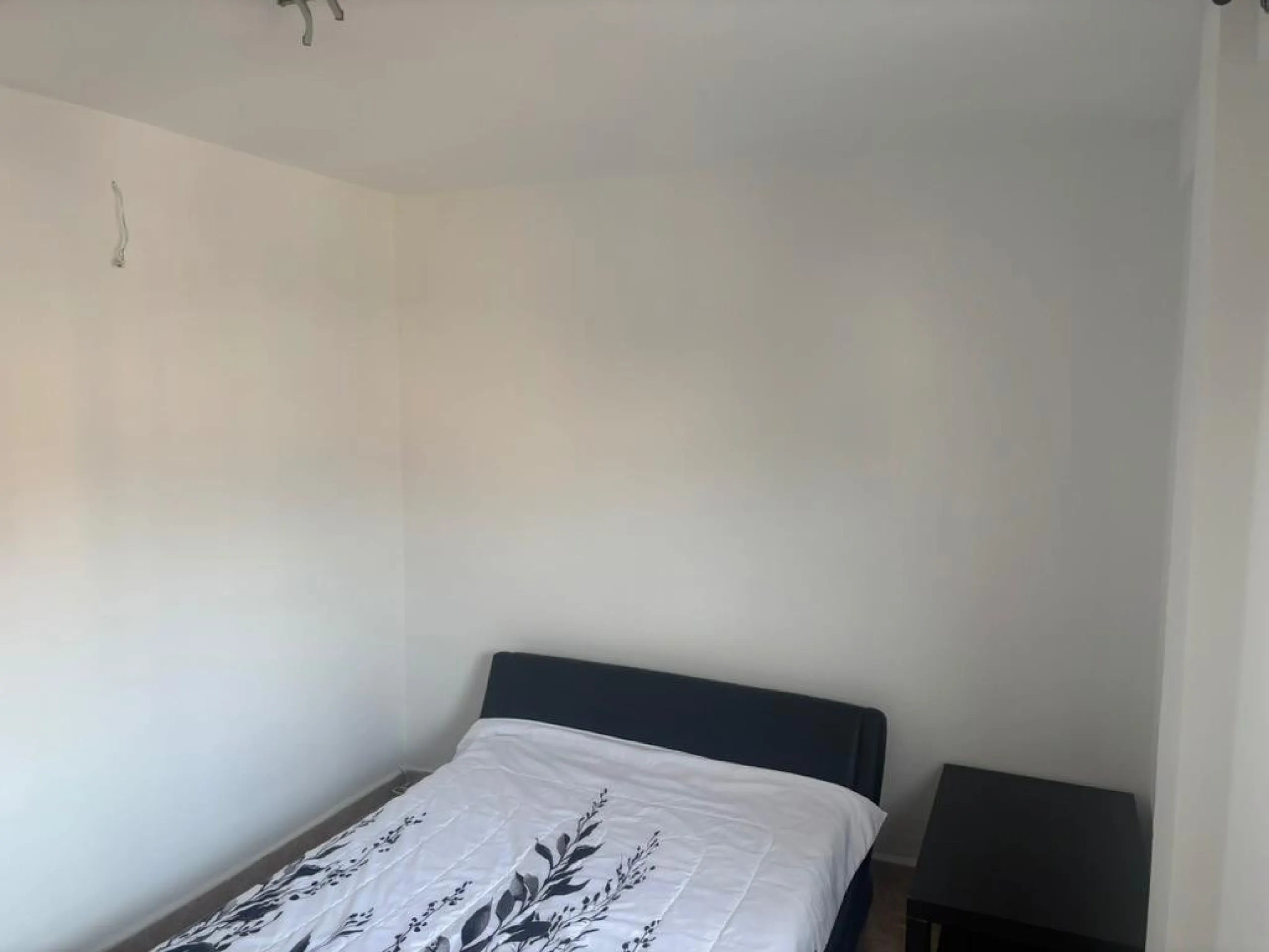 Magnificent apartment for sale in the Obispo Pedro area, a prime location just steps from La Rosaleda, ideal for both families and those seeking comfort, spaciousness, and excellent access to all services. This property stands out for its brightness and f