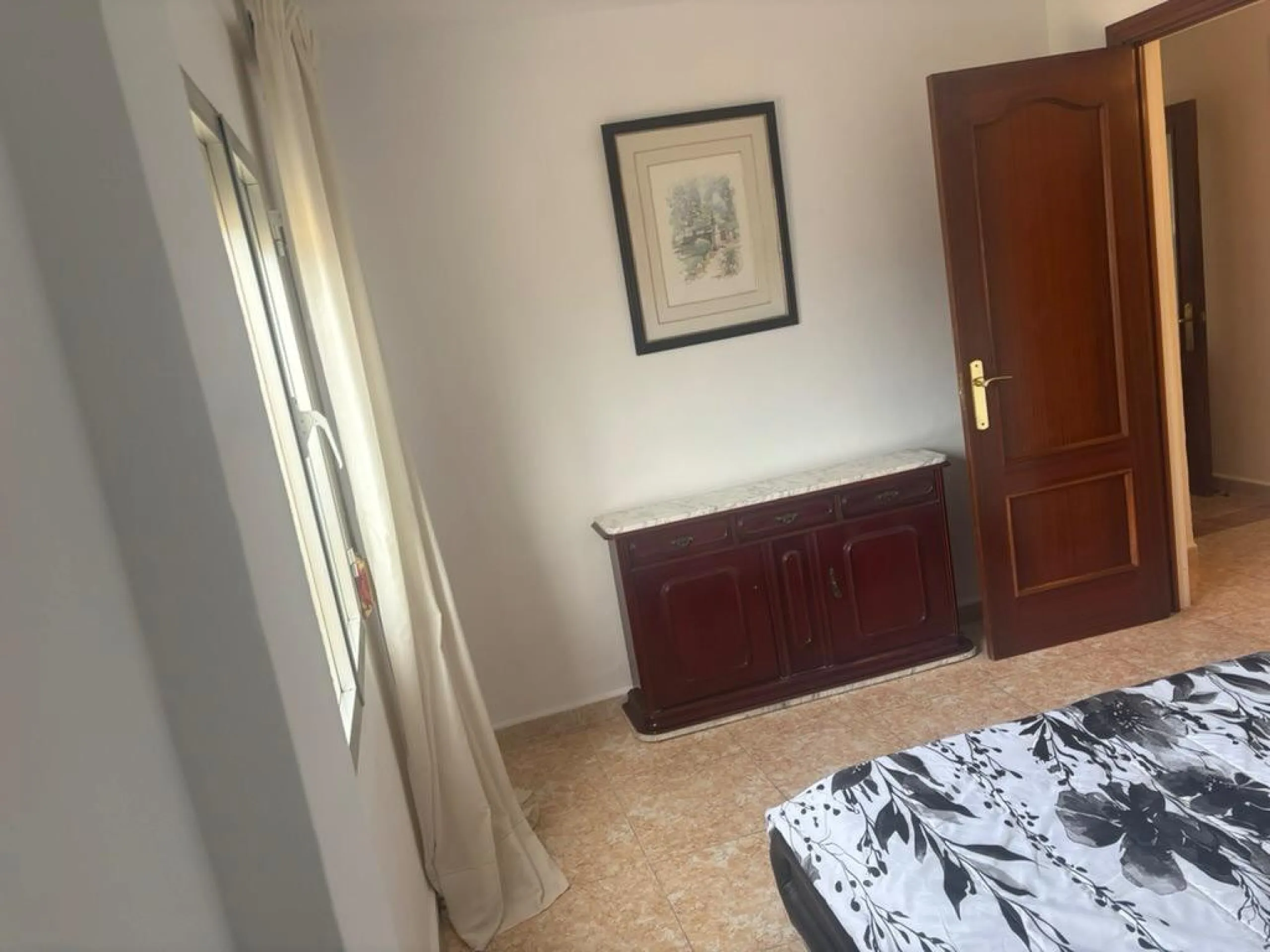 Magnificent apartment for sale in the Obispo Pedro area, a prime location just steps from La Rosaleda, ideal for both families and those seeking comfort, spaciousness, and excellent access to all services. This property stands out for its brightness and f