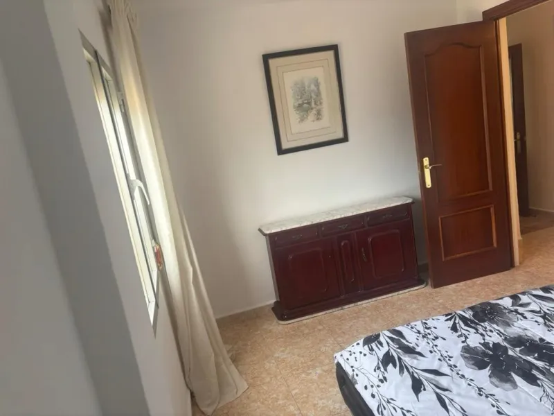 Magnificent apartment for sale in the Obispo Pedro area, a prime location just steps from La Rosaleda, ideal for both families and those seeking comfort, spaciousness, and excellent access to all services. This property stands out for its brightness and f