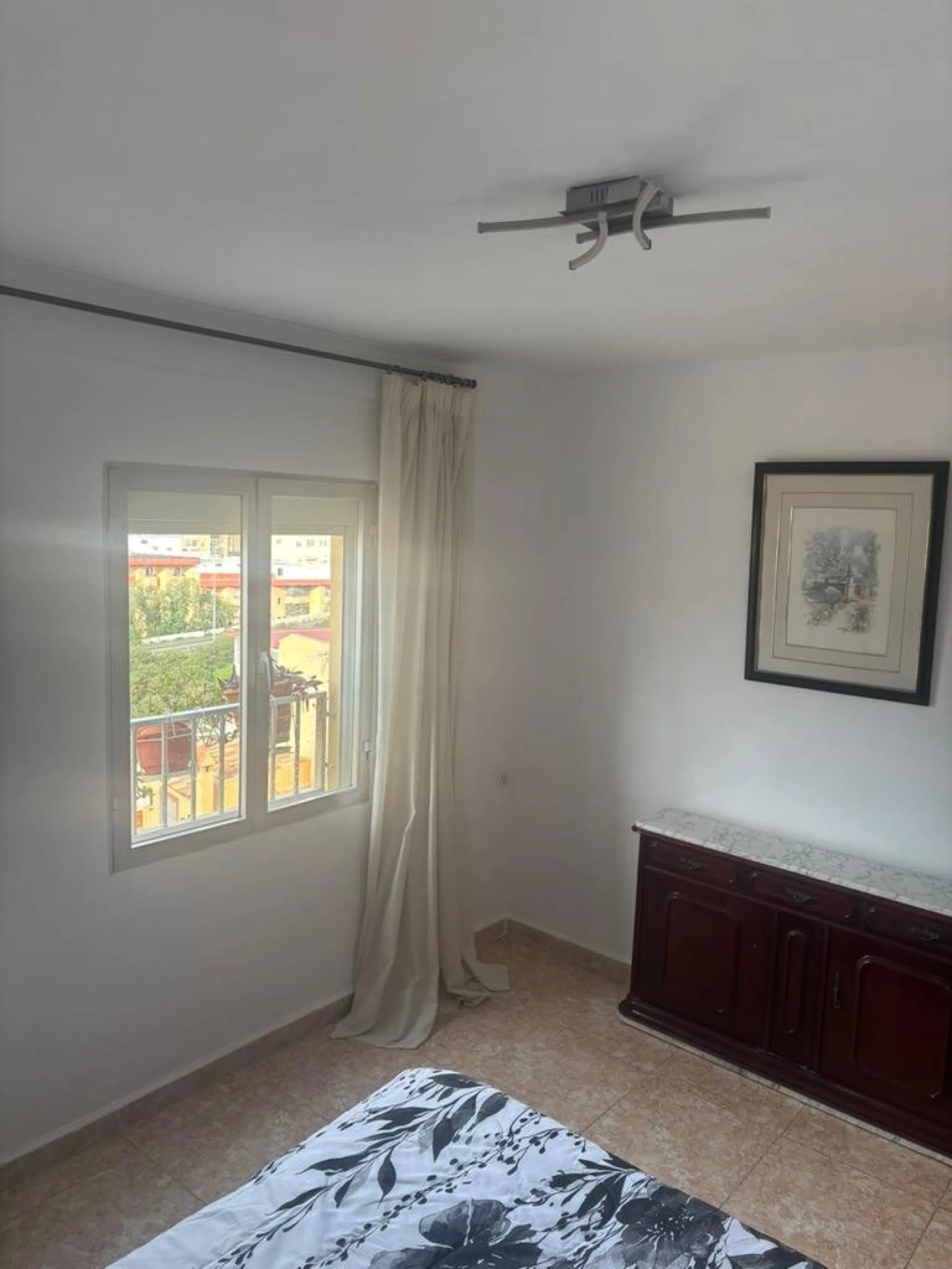 Magnificent apartment for sale in the Obispo Pedro area, a prime location just steps from La Rosaleda, ideal for both families and those seeking comfort, spaciousness, and excellent access to all services. This property stands out for its brightness and f