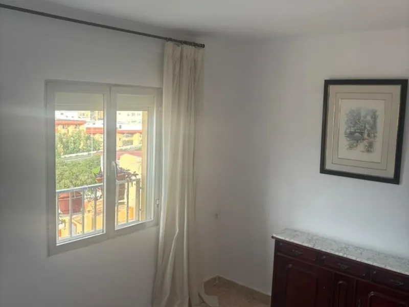 Magnificent apartment for sale in the Obispo Pedro area, a prime location just steps from La Rosaleda, ideal for both families and those seeking comfort, spaciousness, and excellent access to all services. This property stands out for its brightness and f
