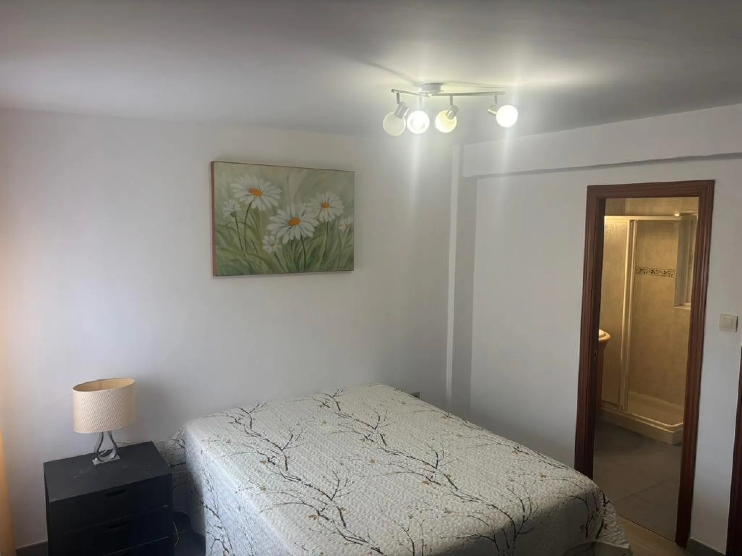 Magnificent apartment for sale in the Obispo Pedro area, a prime location just steps from La Rosaleda, ideal for both families and those seeking comfort, spaciousness, and excellent access to all services. This property stands out for its brightness and f