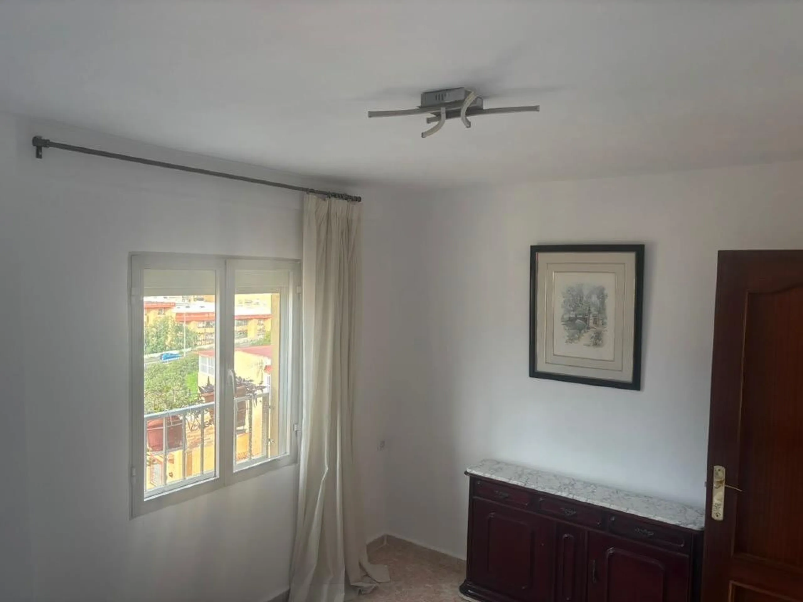 Magnificent apartment for sale in the Obispo Pedro area, a prime location just steps from La Rosaleda, ideal for both families and those seeking comfort, spaciousness, and excellent access to all services. This property stands out for its brightness and f