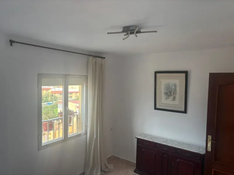 Magnificent apartment for sale in the Obispo Pedro area, a prime location just steps from La Rosaleda, ideal for both families and those seeking comfort, spaciousness, and excellent access to all services. This property stands out for its brightness and f