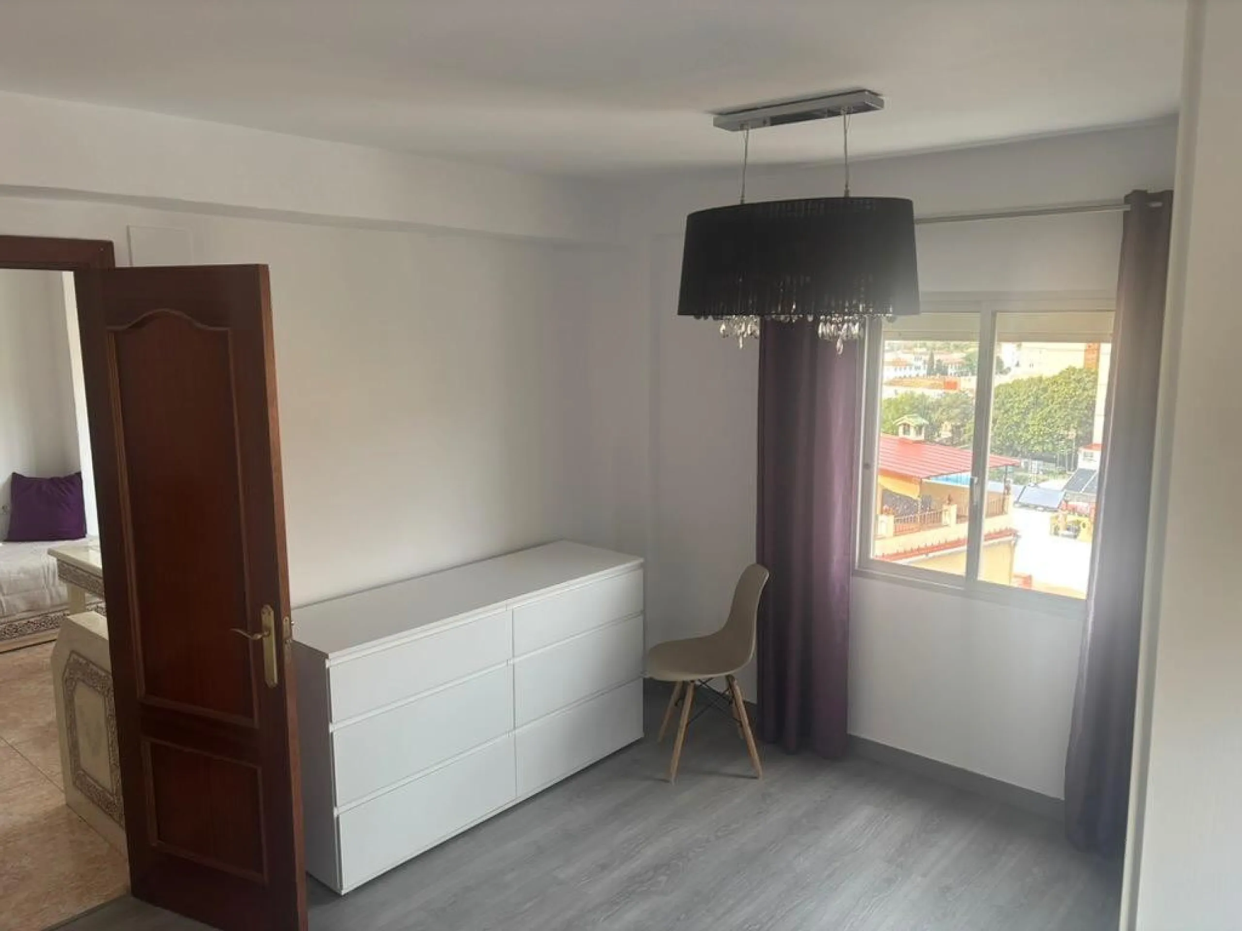 Magnificent apartment for sale in the Obispo Pedro area, a prime location just steps from La Rosaleda, ideal for both families and those seeking comfort, spaciousness, and excellent access to all services. This property stands out for its brightness and f