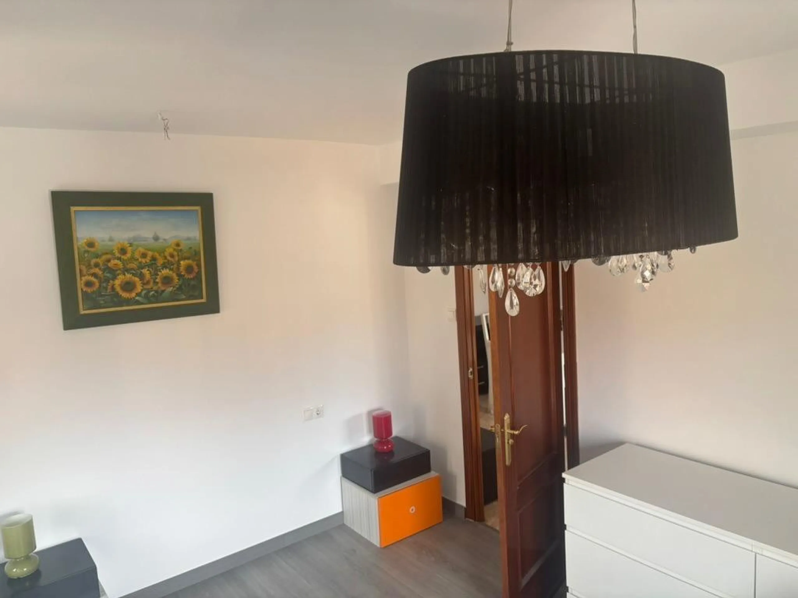Magnificent apartment for sale in the Obispo Pedro area, a prime location just steps from La Rosaleda, ideal for both families and those seeking comfort, spaciousness, and excellent access to all services. This property stands out for its brightness and f