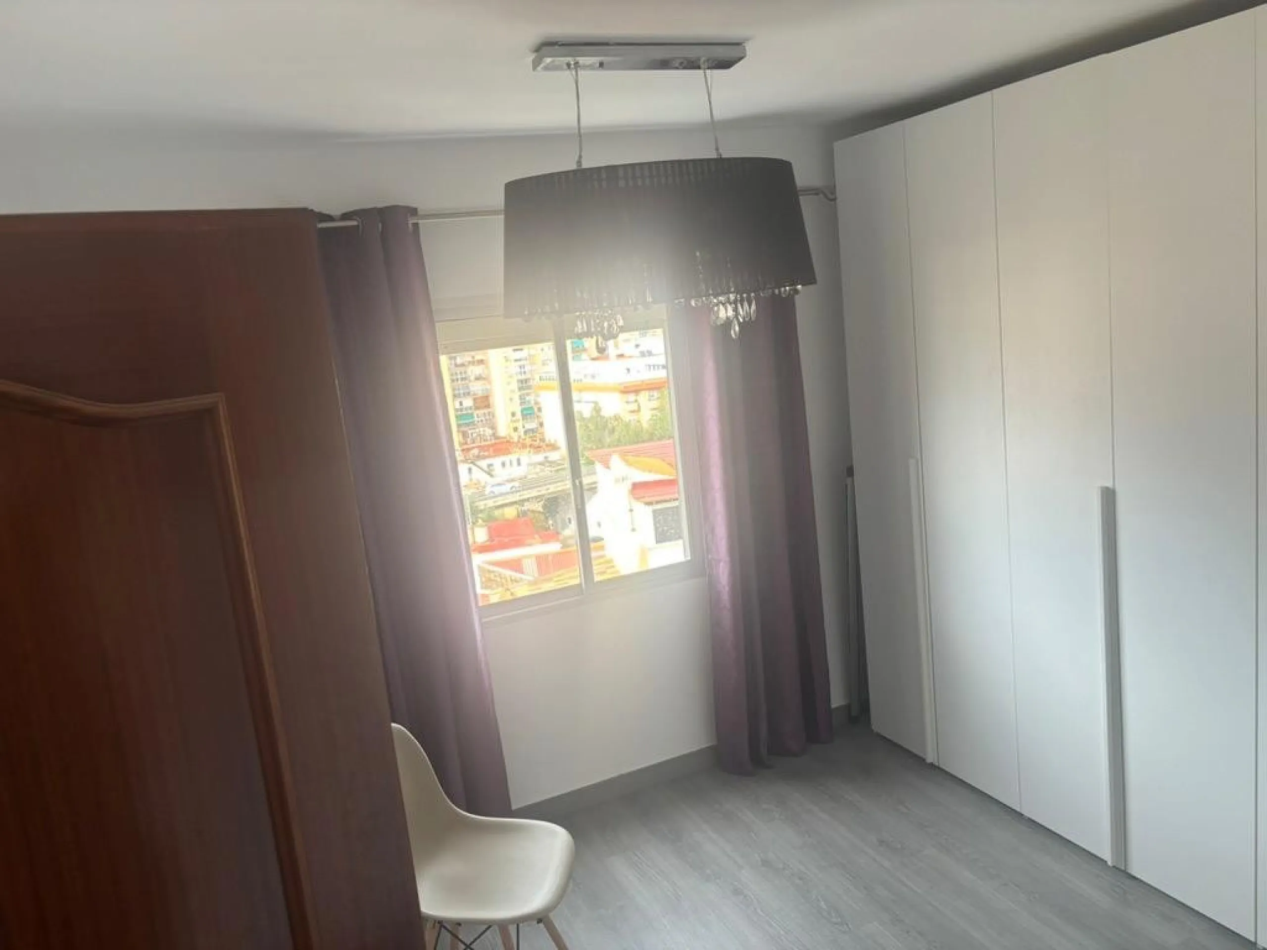 Magnificent apartment for sale in the Obispo Pedro area, a prime location just steps from La Rosaleda, ideal for both families and those seeking comfort, spaciousness, and excellent access to all services. This property stands out for its brightness and f
