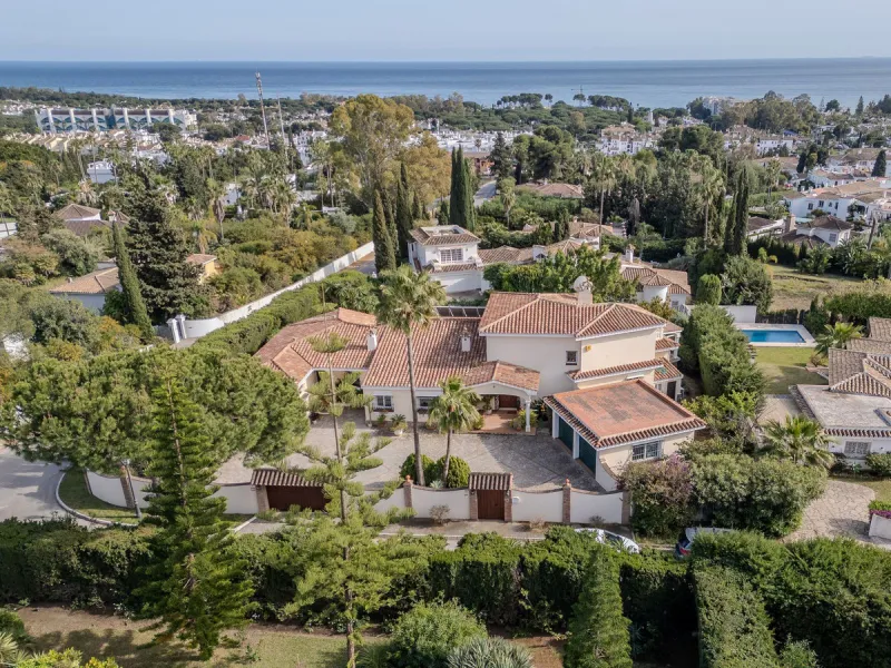 Nestled in the heart of El Paraíso Medio, this beautiful five-bedroom, four-bathroom detached villa offers a perfect blend of timeless Andalusian charm and modern comfort, all within easy walking distance of local amenities.