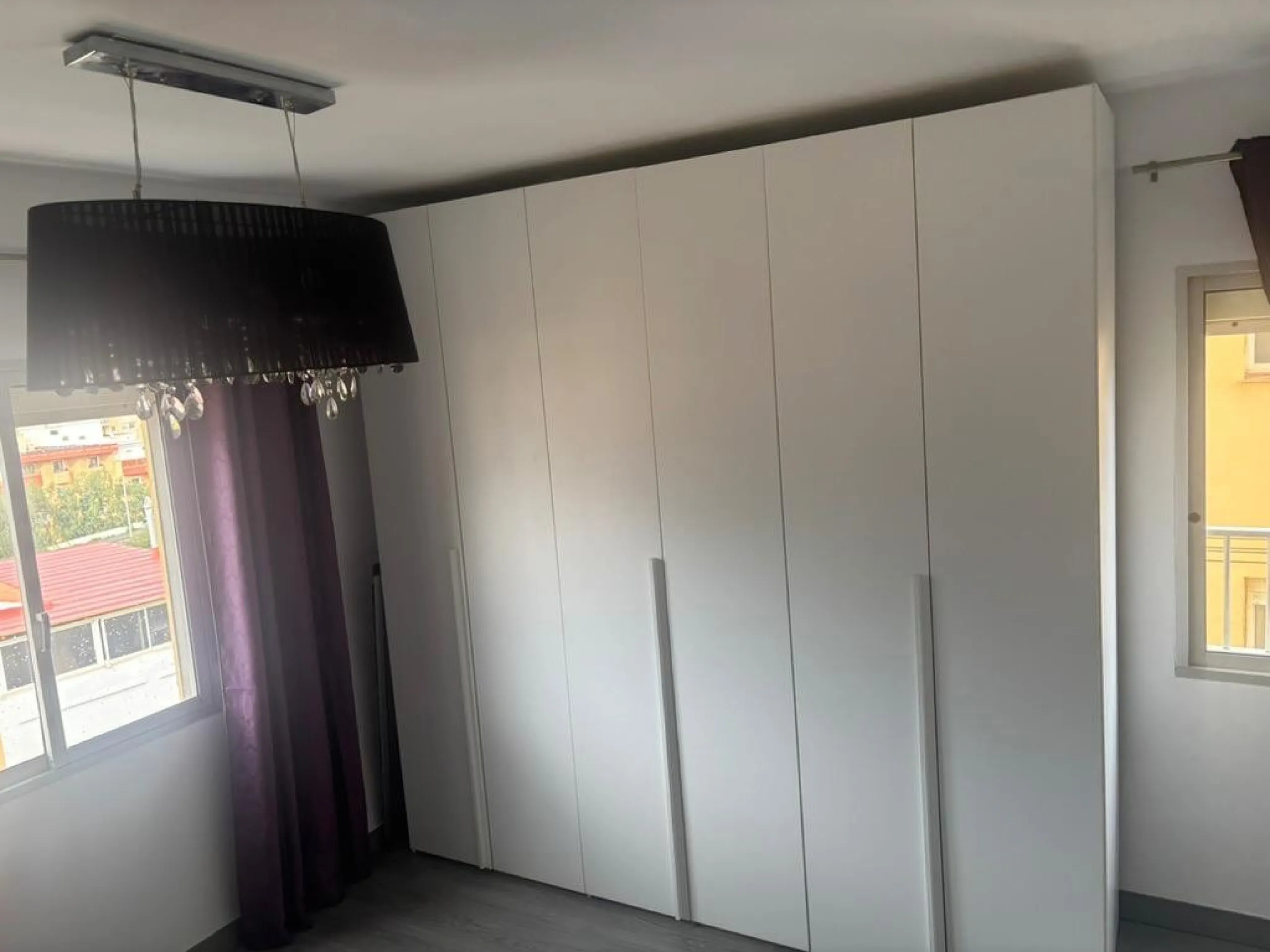 Magnificent apartment for sale in the Obispo Pedro area, a prime location just steps from La Rosaleda, ideal for both families and those seeking comfort, spaciousness, and excellent access to all services. This property stands out for its brightness and f