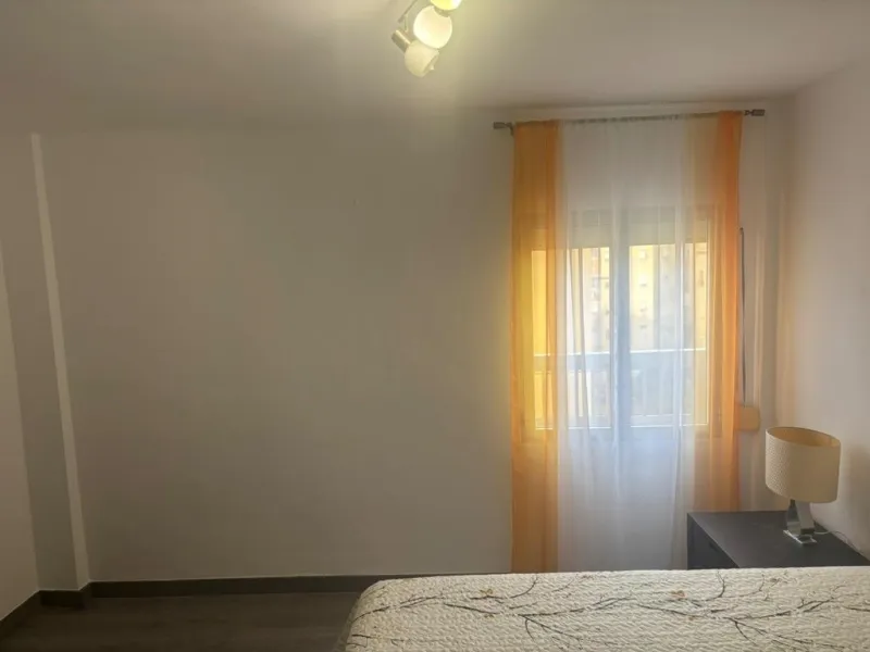 Magnificent apartment for sale in the Obispo Pedro area, a prime location just steps from La Rosaleda, ideal for both families and those seeking comfort, spaciousness, and excellent access to all services. This property stands out for its brightness and f