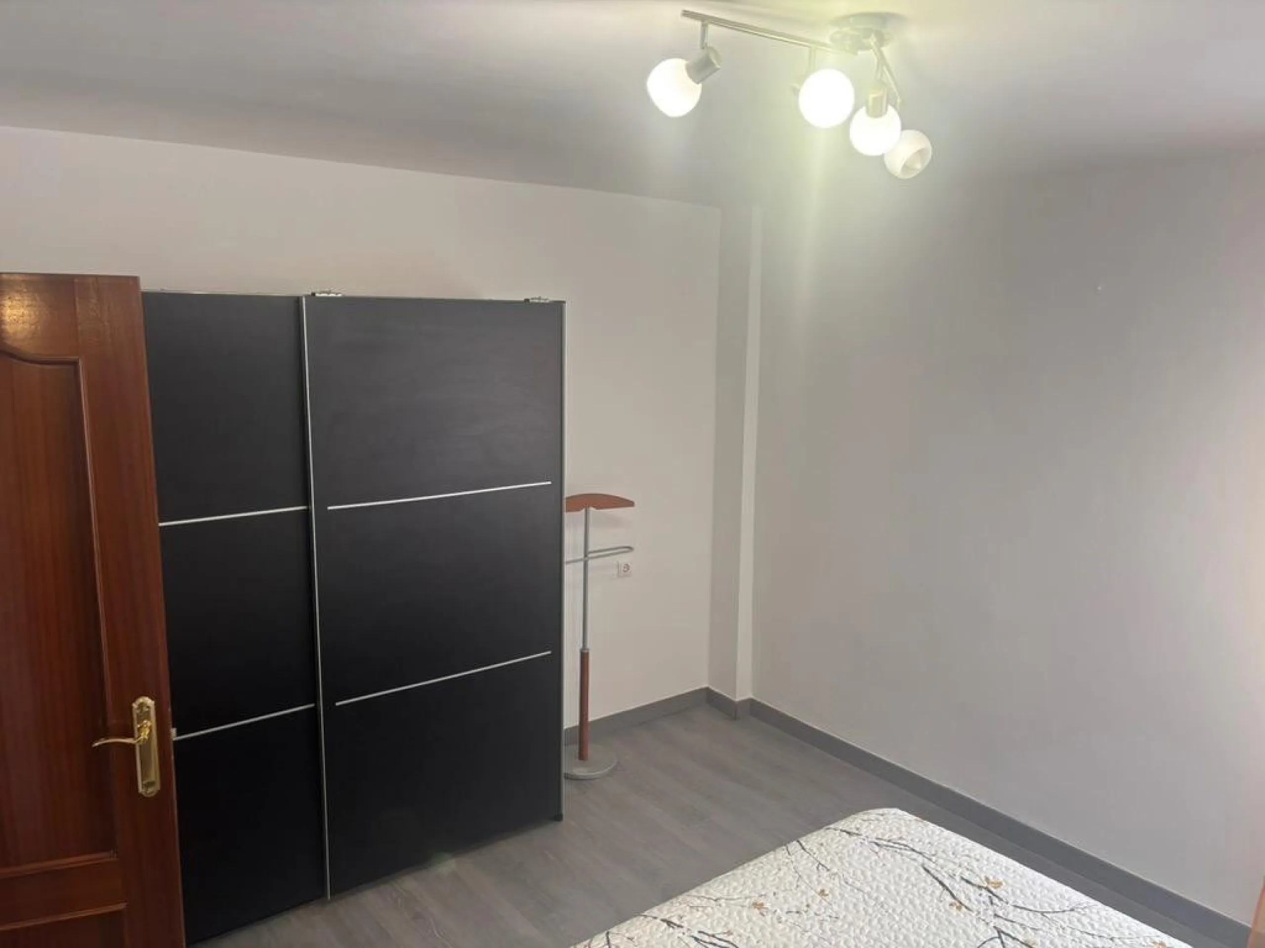 Magnificent apartment for sale in the Obispo Pedro area, a prime location just steps from La Rosaleda, ideal for both families and those seeking comfort, spaciousness, and excellent access to all services. This property stands out for its brightness and f