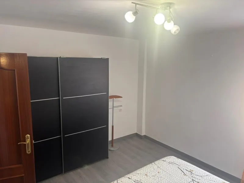 Magnificent apartment for sale in the Obispo Pedro area, a prime location just steps from La Rosaleda, ideal for both families and those seeking comfort, spaciousness, and excellent access to all services. This property stands out for its brightness and f