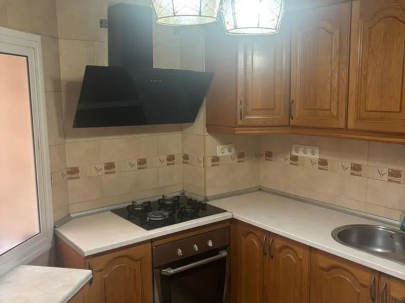 Magnificent apartment for sale in the Obispo Pedro area, a prime location just steps from La Rosaleda, ideal for both families and those seeking comfort, spaciousness, and excellent access to all services. This property stands out for its brightness and f
