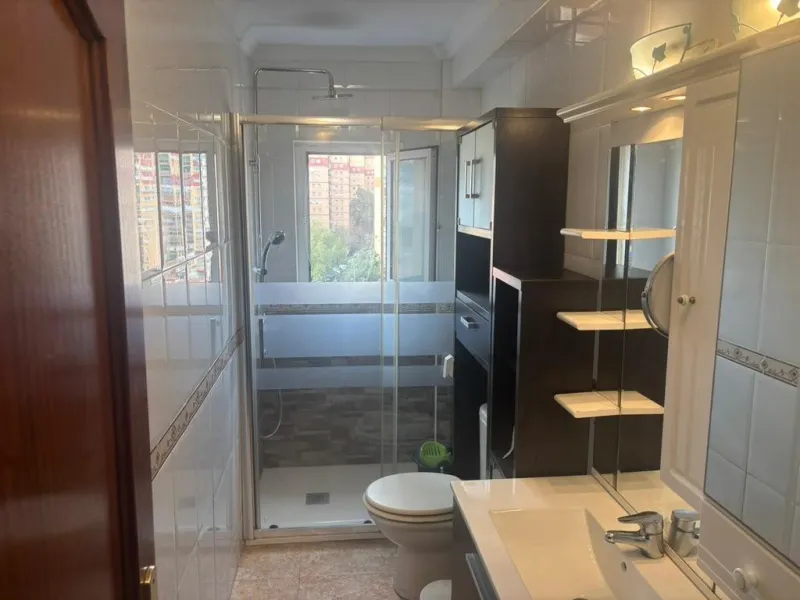 Magnificent apartment for sale in the Obispo Pedro area, a prime location just steps from La Rosaleda, ideal for both families and those seeking comfort, spaciousness, and excellent access to all services. This property stands out for its brightness and f