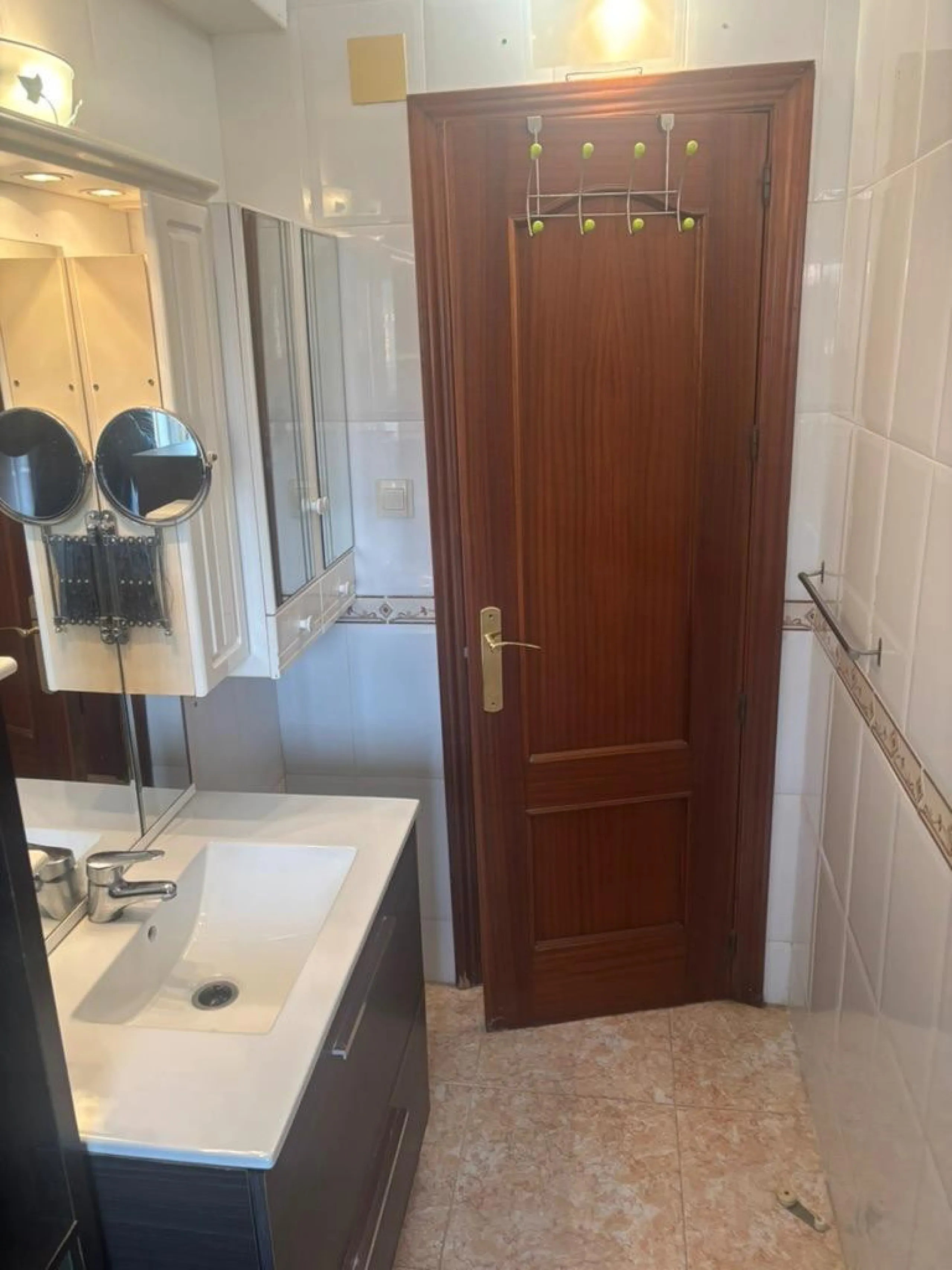 Magnificent apartment for sale in the Obispo Pedro area, a prime location just steps from La Rosaleda, ideal for both families and those seeking comfort, spaciousness, and excellent access to all services. This property stands out for its brightness and f