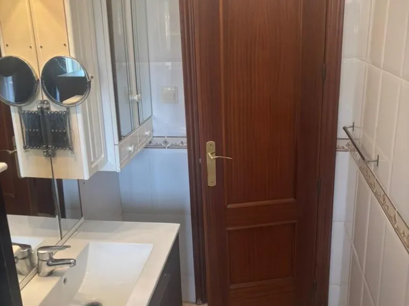 Magnificent apartment for sale in the Obispo Pedro area, a prime location just steps from La Rosaleda, ideal for both families and those seeking comfort, spaciousness, and excellent access to all services. This property stands out for its brightness and f