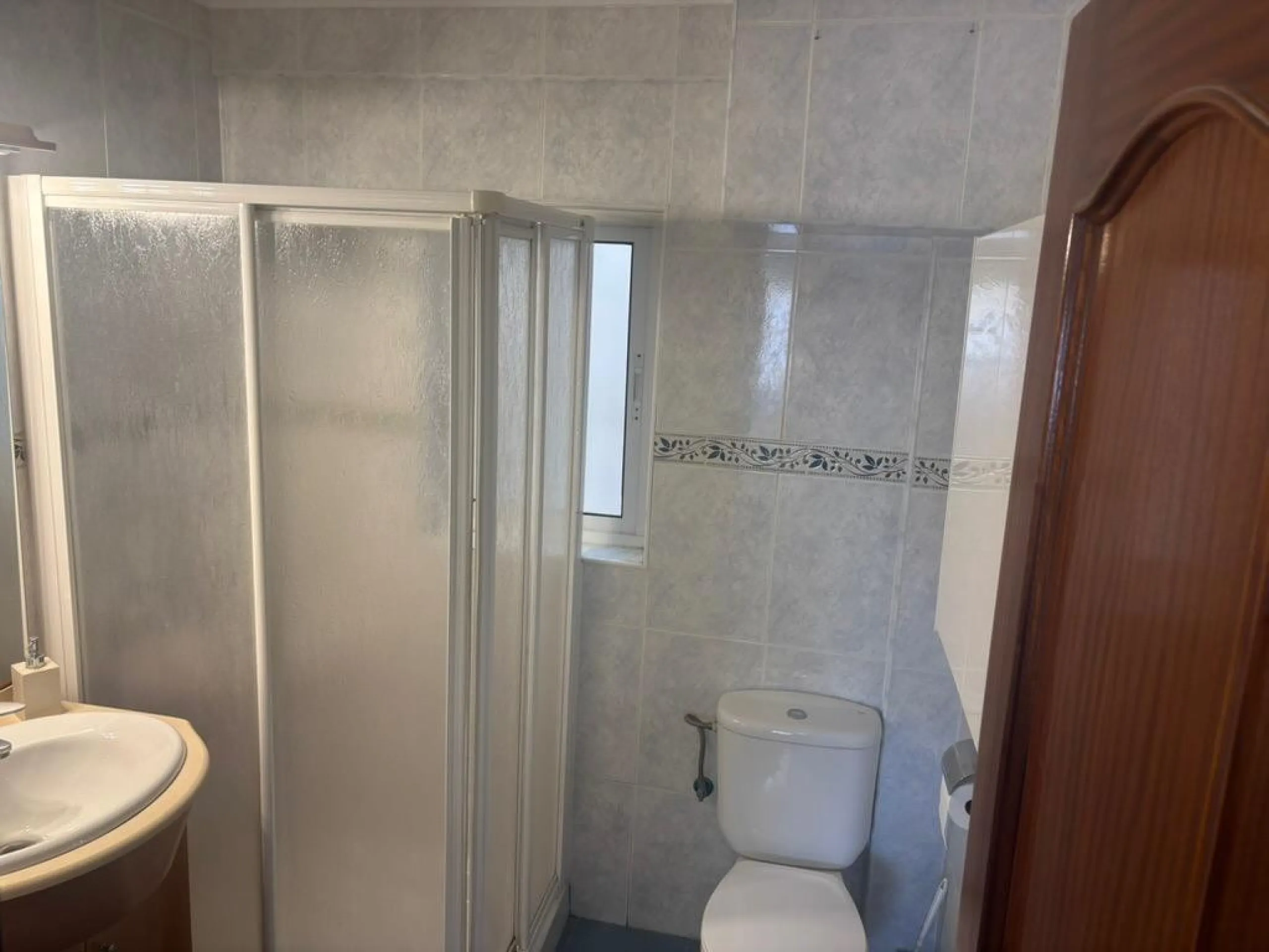 Magnificent apartment for sale in the Obispo Pedro area, a prime location just steps from La Rosaleda, ideal for both families and those seeking comfort, spaciousness, and excellent access to all services. This property stands out for its brightness and f