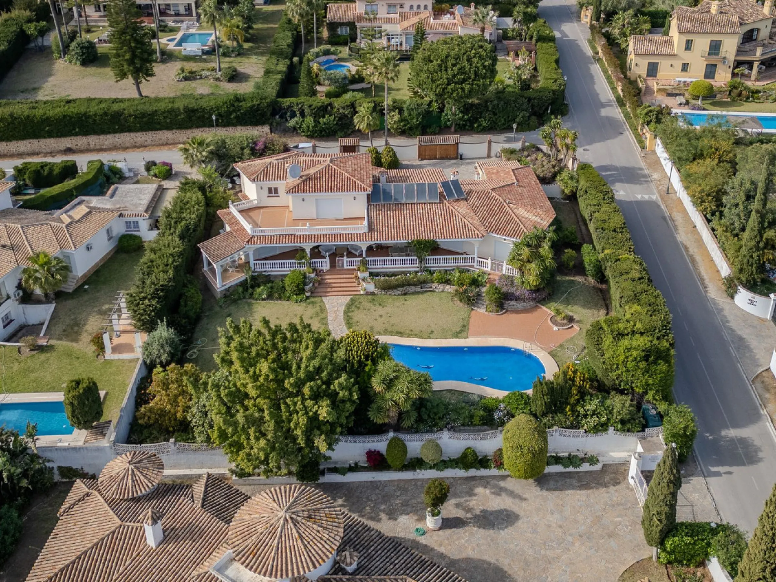 Nestled in the heart of El Paraíso Medio, this beautiful five-bedroom, four-bathroom detached villa offers a perfect blend of timeless Andalusian charm and modern comfort, all within easy walking distance of local amenities.