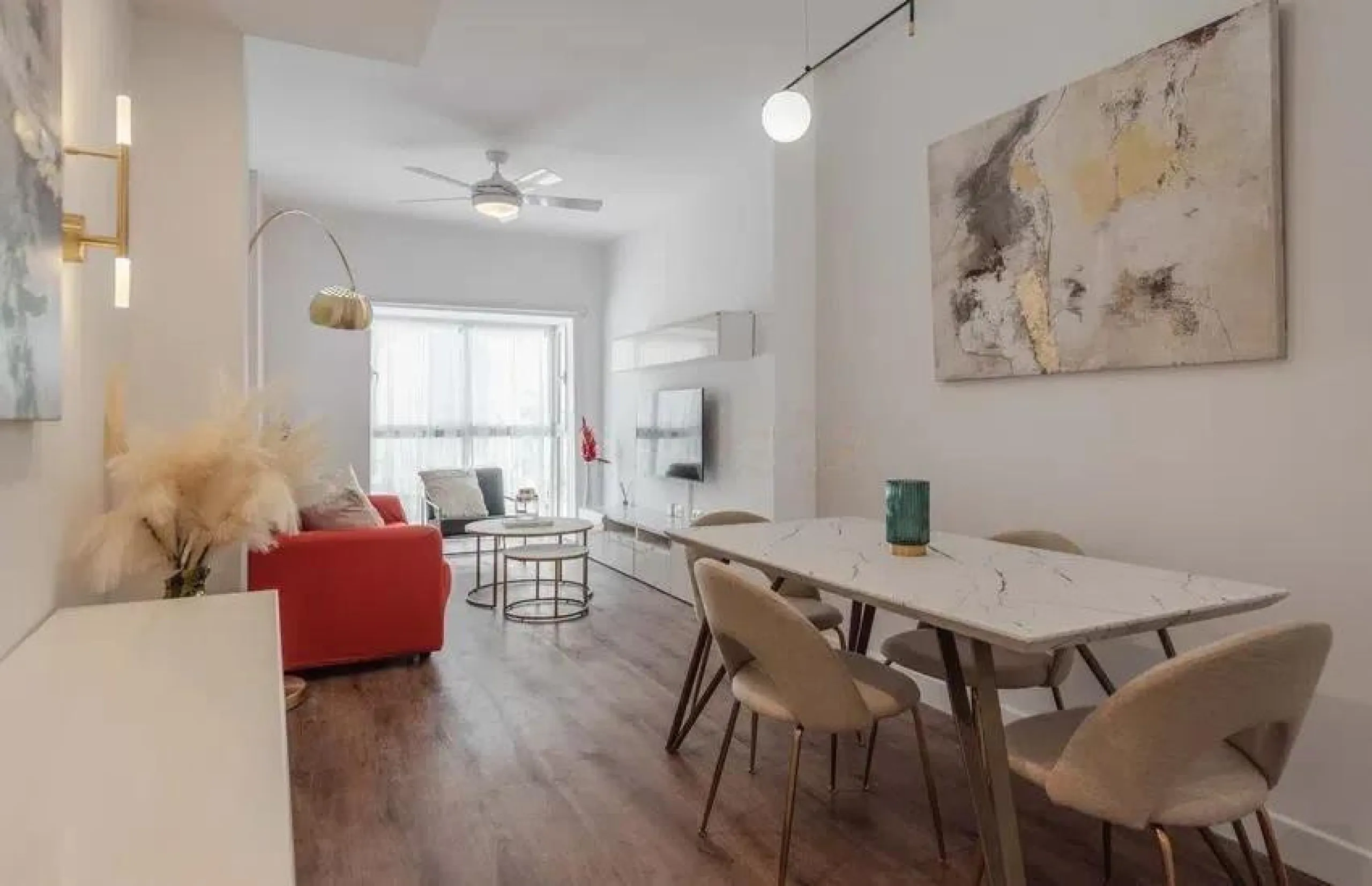 This exclusive one-bedroom apartment, located in the center of Málaga, has been fully renovated with top-quality finishes.